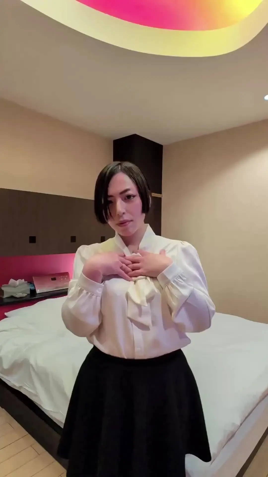 sui「カメラの前での初脱ぎ、初編集で使用した素材です♡ シャツをはだけさせるのって、えっちですよね。 ご覧いただけたら嬉しいです。」の投稿サムネイル
