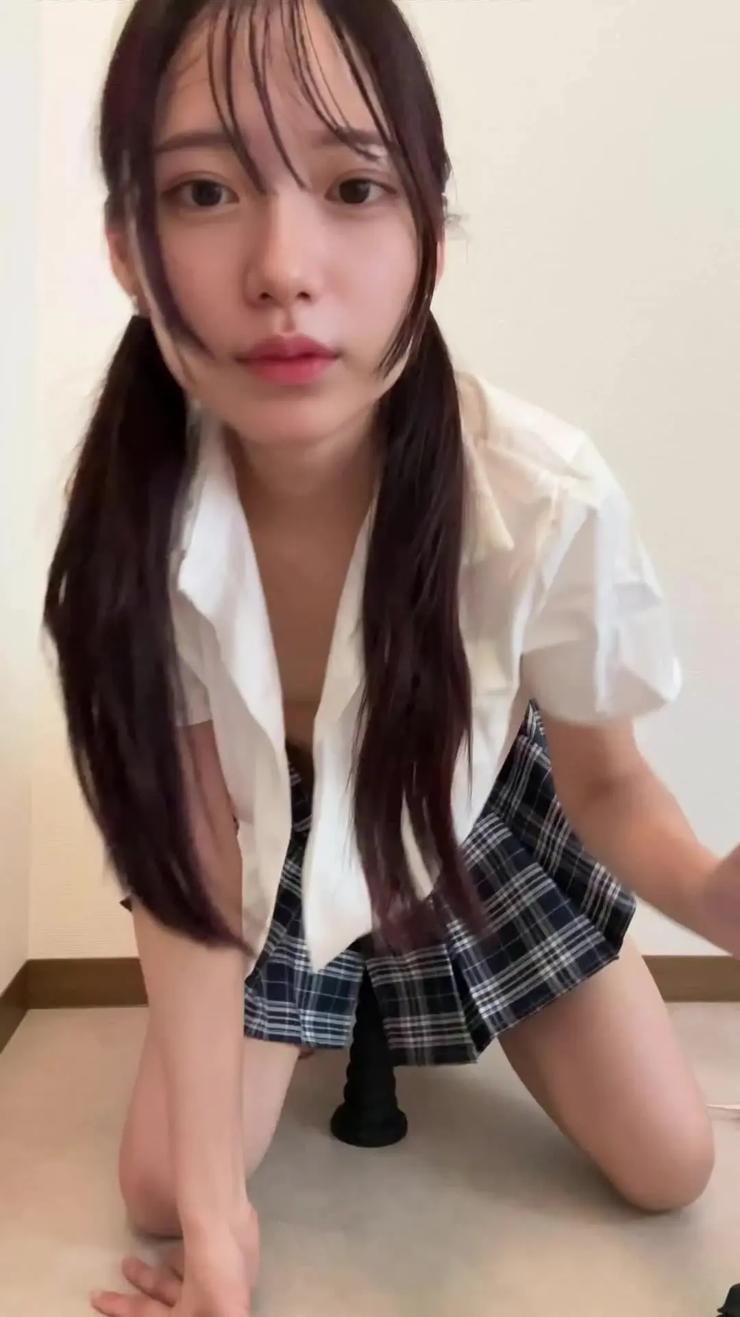 OLももか⛳️元アスリートの裏アカ「お疲れ様です、ももかです。 学生っぽい制服オナニーのラスト動画になります。 制服のままディルドを使って中をじっくり攻めたあとに、ローターを当てて我慢できずに大量」の投稿サムネイル