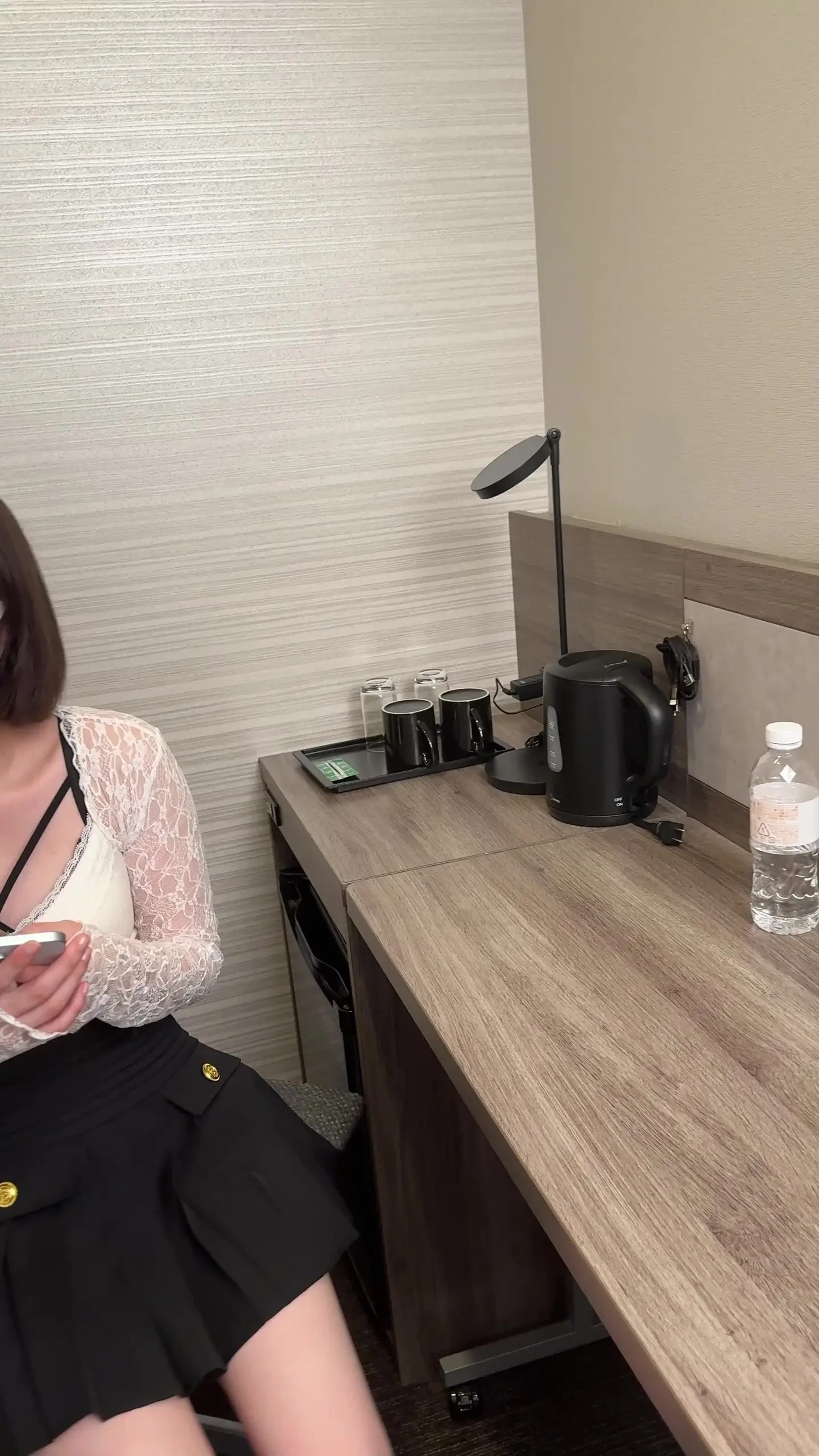 おしっこ女子「※タテ動画になります！ アイドルみたいに可愛い子のおしっこを見せてもらいました。 恥ずかしそうにハニカム笑顔が可愛すぎて見てる方がドキドキしてしまいますｗ」の投稿サムネイル
