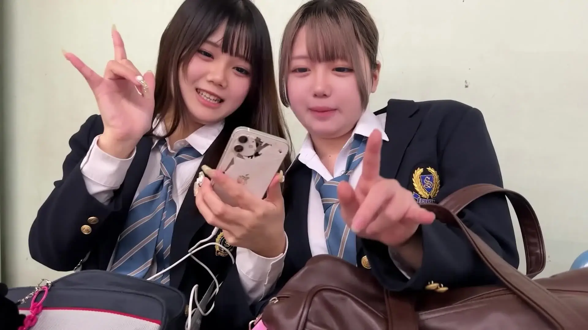 【ガチイダク】逆さ撮り100人斬り「【118人目】 超かわいい青チェ2人組 初めてバレたっぽいです 座ってる二人をスマホで隠し撮りしてたらどうやら気づ居たっぽい？映像みたらそんな感じでした」の投稿サムネイル