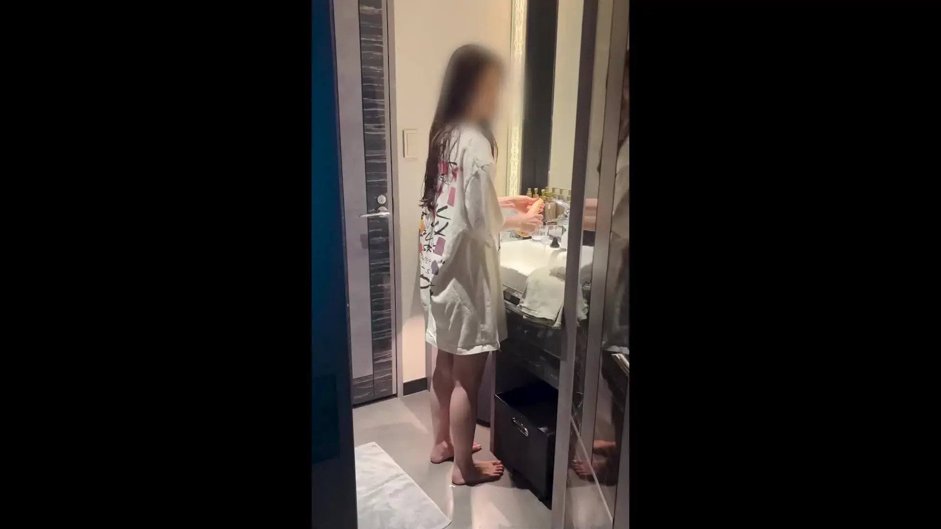 やすけ/綺麗事無しの素人リアル「「今日会えない？」元タレント美女(26)からの急な呼び出し。最近彼氏と別れてフリーになり、遊びたい盛りのスレンダー美女さん。一人で悶々しながらオナニーで性欲を落」の投稿サムネイル