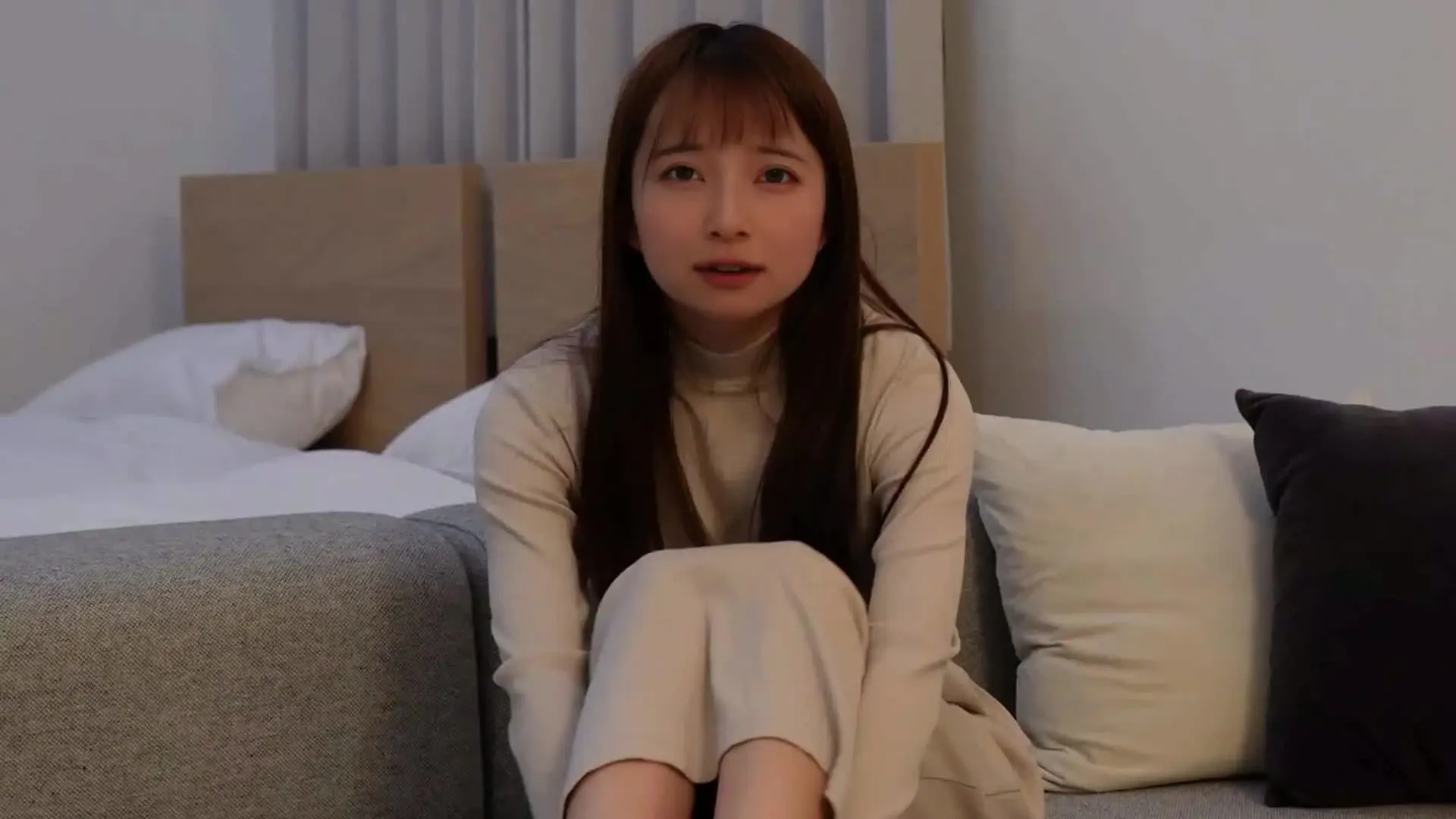 沙織です( ⁎ᵕᴗᵕ⁎ )
YouTubeで公開した晩酌動画の、ノーカットフルバージョン(7分)を置いておきます
こちらは会員の皆さんに、無料で公開しますね
広いリビングにポツンと一人きりです
寂しいので、皆さんが目の前にいると思ってお話ししました
「氷結」一本でこんなになっちゃうなんて…
膝を抱えて、少し甘えたくなっちゃってる私ですが…
寝る前のひととき、一緒に乾杯してくれると嬉しいです(ᵕ̤‧̫ᵕ̤) (2/2)
