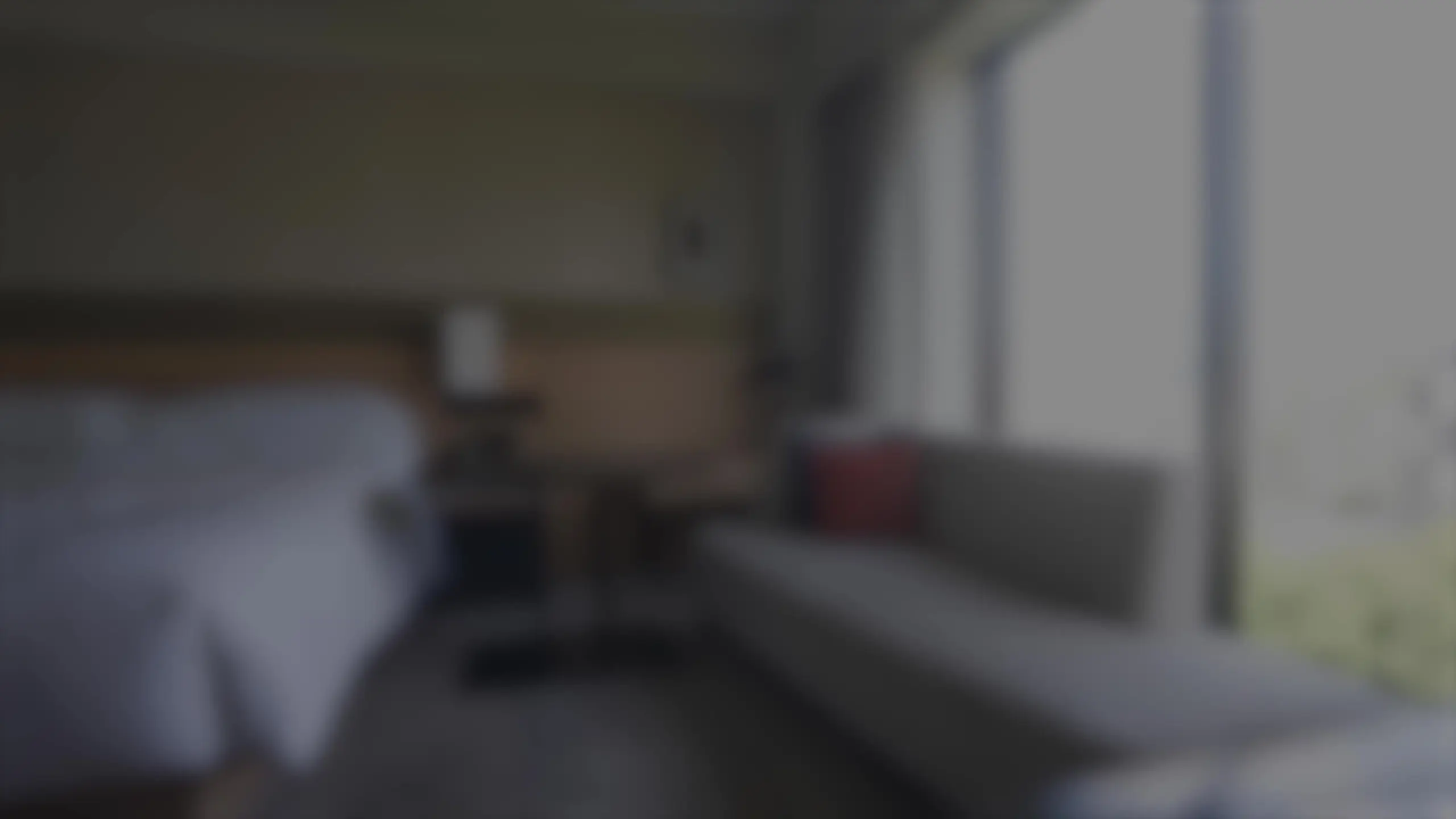 「旦那に好きな人がいるみたいで…」3ヶ月前に会った1歳男の子のママと再会(2時間10分)
立ち会い出産がトラウマになった旦那さんがえっちをしてくれなくなり前回会いに来てくれたMちゃん(24歳)。
「あれから旦那としたのは2回くらいかな?でもやっぱり性欲処理みたいな感じで」と3ヶ月ぶりに会っても状況はあまり好転してなさそう。
さらに「なんか旦那に好きな人がいるっぽくて。髪切る頻度とか最近上がったから私わかるんです」と衝撃の発言。
ただもともと結婚するときに「お互い好きな人が出来ちゃったら仕方ないから、家族を第一優先にするかできないなら別れる」と決めていたようで、いまはしっかり家族のこともやってくれてるから特に大きな不満はないんだそう。
ただ「相手も好きにやってるんだから私だって好きにしていいはず」と気持ちは吹っ切れて雄さんに会いに来てくれました。
前回は40連続イキするくらいの感度でしたが、その感度は衰えをしらず今回は2回のえっちで20回くらい潮吹きをしてました。
「ママに戻るの嫌だな~~~!」と言いながらお子さんの元へ帰って行ったMちゃん。「また冬頃に会いたいです」と言ってたので、その時はまたママから女の子に戻してあげようと思います。 (2/2)