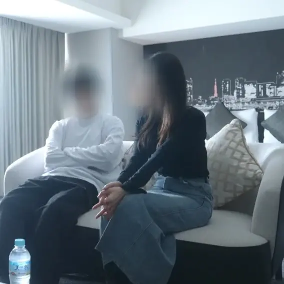 アラン「～結婚して2年の1児の美人ママと濃厚不倫セックス密会～ ホテルの部屋に入り少しの時間の会話。 緊張が解けないうちにキスを始めると、吐息と唾液が溢れてくる。」の投稿サムネイル
