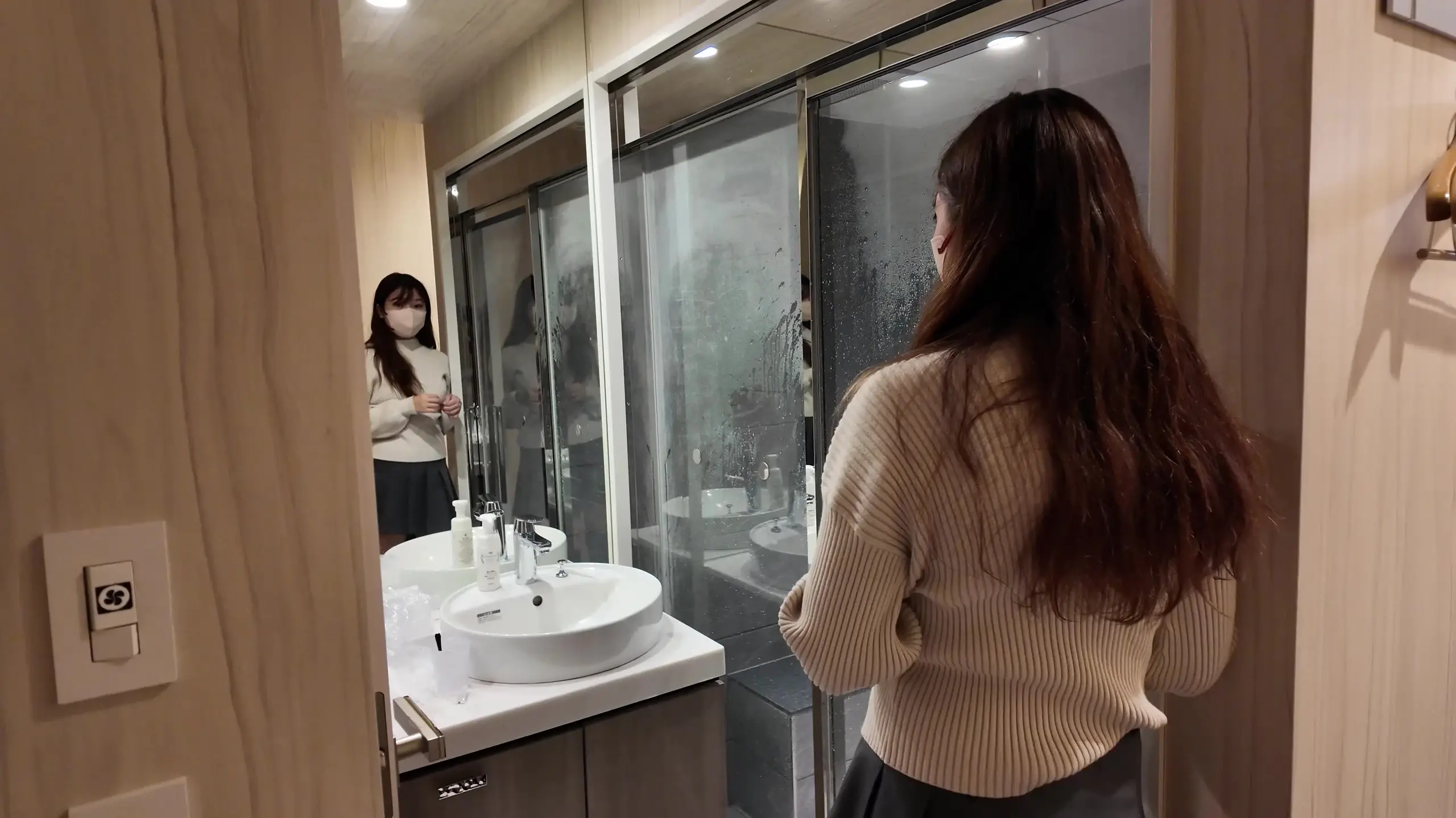 おしっこ女子「※ヨコ動画になります！ 笑い方が可愛すぎる子のおしっこ姿が良すぎましたｗ 身体が柔らかいのか、座り方が可愛い！」の投稿サムネイル