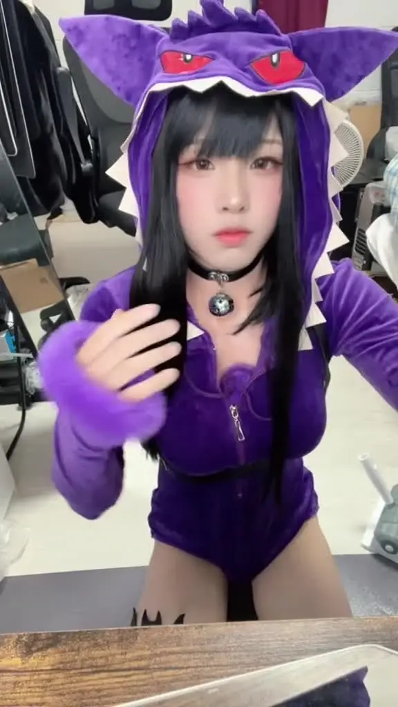 るずくん「初動画❗️ポ◯モンのコスプレして新しく買ったデカディルドを舐め舐め♡大きすぎて途中から少し興奮してたよ」の投稿サムネイル