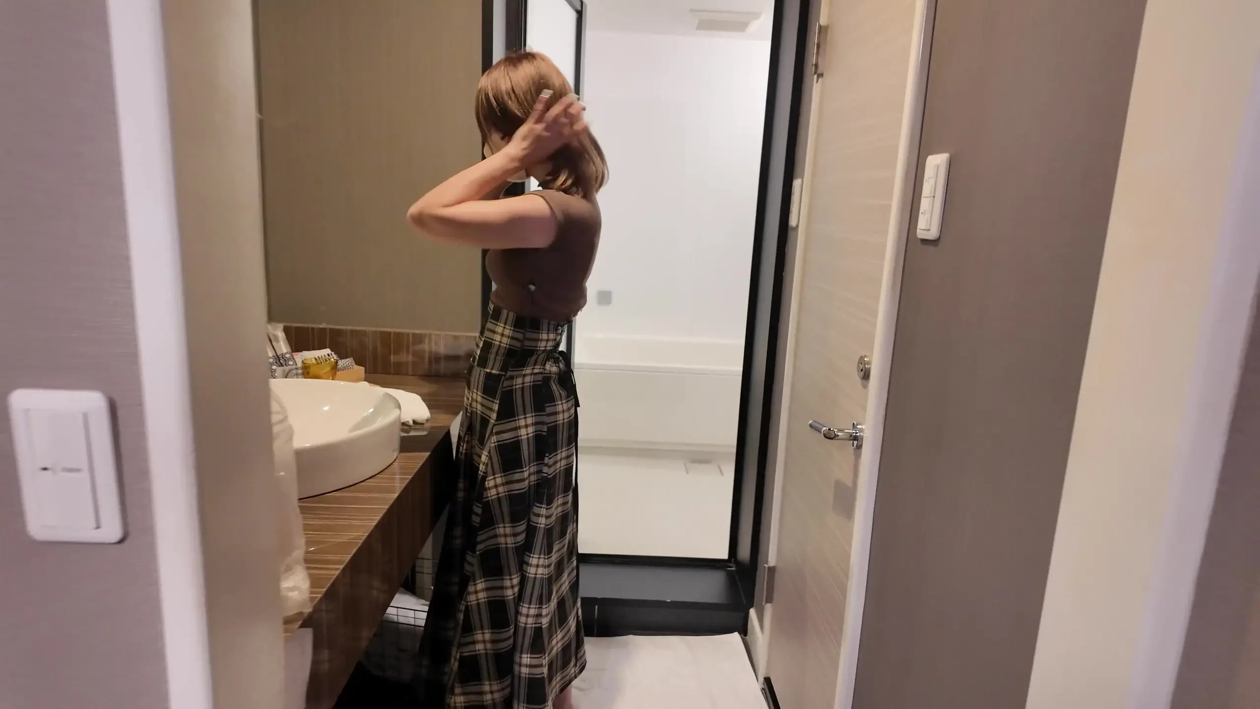 おしっこ女子「※ヨコ動画になります！ 大手企業のOLさんにおしっこしてもらいました！ オフィスに着ていた服の下を見られるだけじゃなくて、おしっこする姿まで見られるなんて嬉しす」の投稿サムネイル