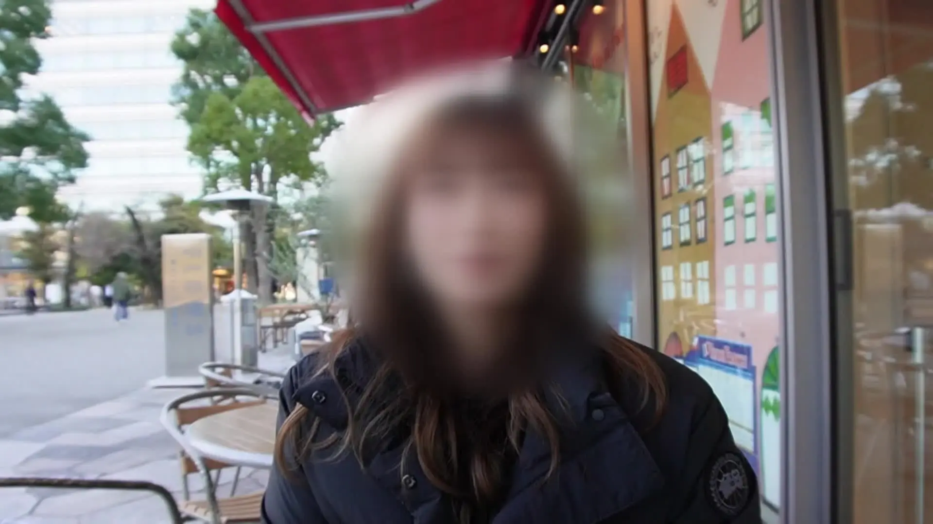 【サンプル動画後編】
彼女の悩み—
普段はヨガインストラクターとして働く彼女だが、最近ある悩みを抱えていた。
それは、旦那と自分の親友が不倫していることを知ってしまったこと。
旦那との関係自体は悪くない。親友にも恩がある。
それでもSEXのたびにそのことを思い出してしまい、どうしても行為に集中できないという。
「全部忘れられるくらい、激しいSEXがしたいんです…」
そう語る彼女は、見た目の上品さに反して性欲はかなり強め。
「多い時は1日7回くらいします…」
そんな欲求不満を抱えた奥様が求めたのは、日常も悩みも吹き飛ばすほどの濃密な快感だった。

撮影当日—
後日、緊張した面持ちで現れた奥様の前に現れたのは、希望通りのたくましい男優。
しかも目の前に差し出されたのは、思わず「でっか…♪」と声が漏れるほどの巨根。
その瞬間から奥様の表情は一変し、火照った身体は隠しきれないほど敏感に反応。
責められるたびに身体をビクビク震わせ、我を忘れたように絶頂を繰り返す。
「気持ちいいッ！すごい、もうダメッ、イクぅッ！！」
止まらない喘ぎ声、大量の潮吹き、何度も訪れる痙攣絶頂。
さらに生で深く突き上げられると、旦那との行為では埋められなかった欲望が一気に溢れ出し、他人棒にのめり込むように乱れていく――。

最後は—
「もうちょっとしたいです…♪」
中出しを受けてもなお欲しがるほど、奥様の欲情は止まらない。
悩みも理性も忘れ、ただ快感だけを求めて他人棒を受け入れる彩花さん。
親友に旦那を寝盗られた人妻が、今度は自ら他人棒に溺れていく――そんな背徳感たっぷりの一夜となった。

✔ 結婚2年目・27歳ヨガインストラクター人妻
✔ 旦那と親友の不倫に悩む欲求不満妻
✔ デカチン相手に何度も絶頂＆大量潮吹き
✔ 中出し後も「もうちょっとしたい」と懇願
これが、一生に一度の激しさを求めた人妻の結末—

#不倫
#人妻
#NTR
#ぶっかけ
#巨乳
#中出し
#募集中
#素人
#個人撮影
#乱交 (2/2)