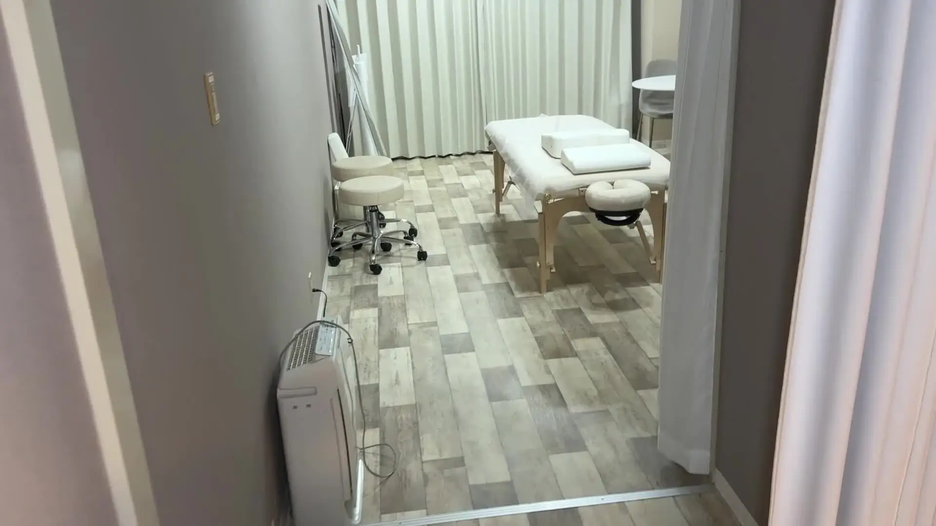 📛健全サロンの秘話「【顔チラ見え】女性専用脱毛サロンでギャルのぎこちない竿保湿がシコでした。027」の投稿サムネイル