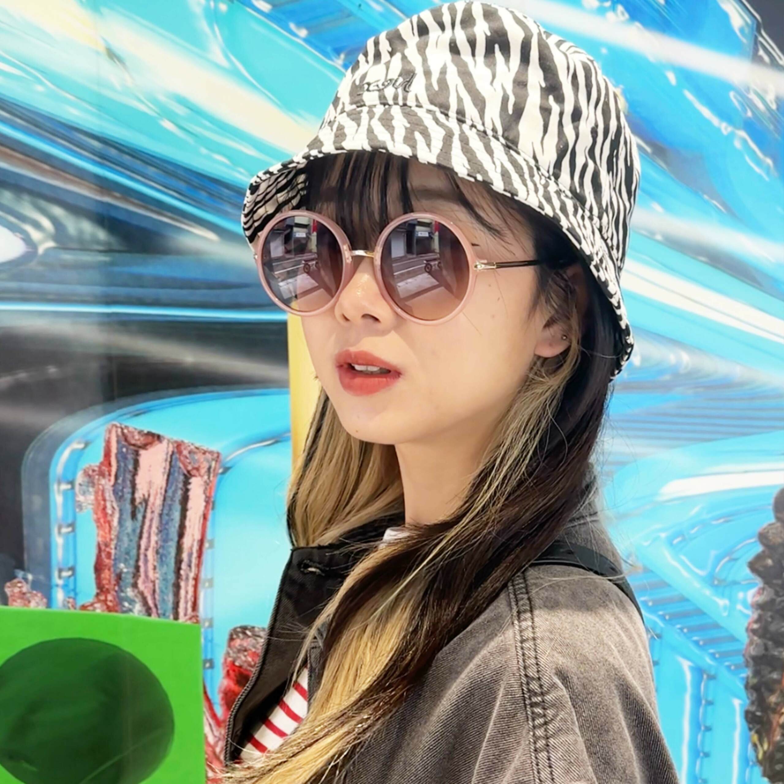 SNAPTOKYO【スナップトーキョー】「#65【SHIZUKU 21歳】 今回ストリートスナップに協力してくれたのは、個性的な柄アイテムの組み合わせとサングラスがお似合いのSHIZUKUちゃん😎 SN」の投稿サムネイル