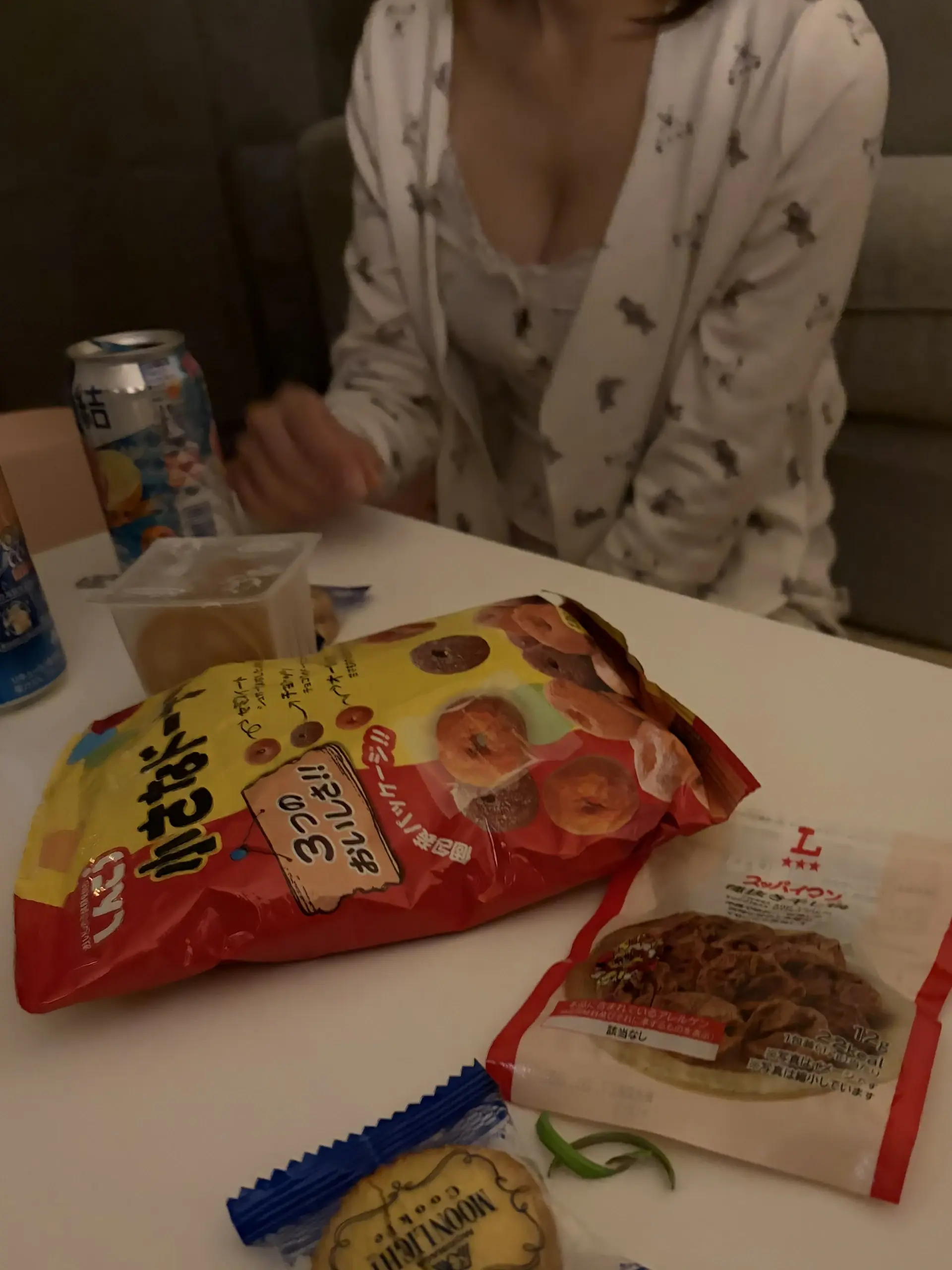 クソガキすぎる「昨日は仕事帰りに酒買ってきて、初めてクソガキと２人で酒飲みやした。もちろん嫁には内緒で…。クソガキ朝まで飲んでベロベロだったから夕方まで寝てた」の投稿サムネイル