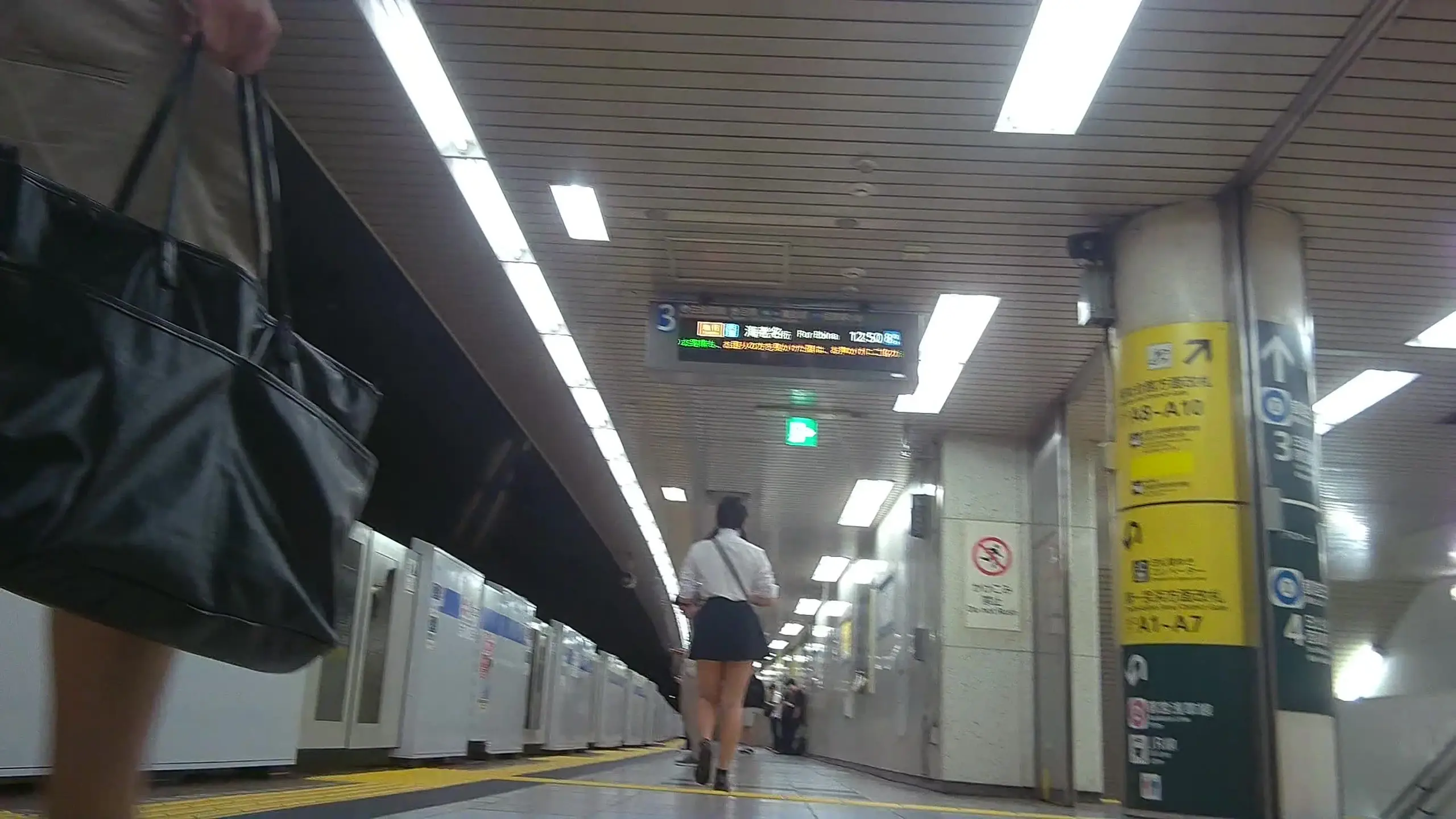 制服 ミニスカ逆さ撮り専門チャンネル「撮ってしまった07 「盗撮されてるよ！」第三者に盗撮バレ 遂にバレてしまいました。ダッシュで逃げて何とか無事でしたが… でも何だろ？この興奮… バレたのにやめら」の投稿サムネイル