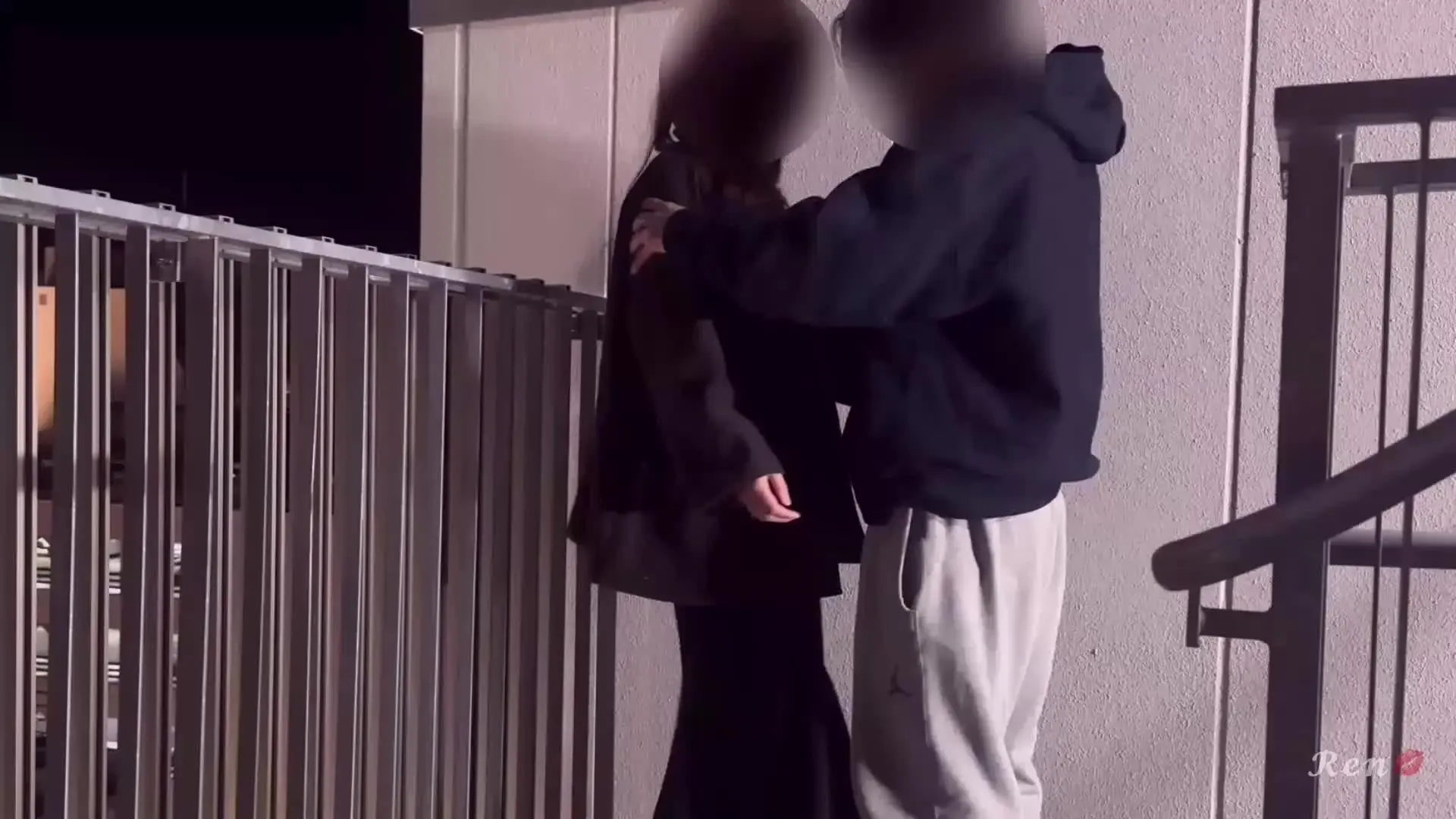 𝓡𝓮𝓷💋「人妻と非常階段でSEX」の投稿サムネイル