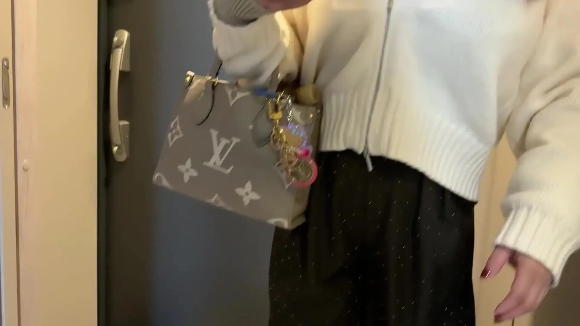 【巨乳 主観動画】じじのハメ撮り日記「JカップAV女優の葉月美音さんを家に招いて男4人でおもてなしの5Pセックス」の投稿サムネイル