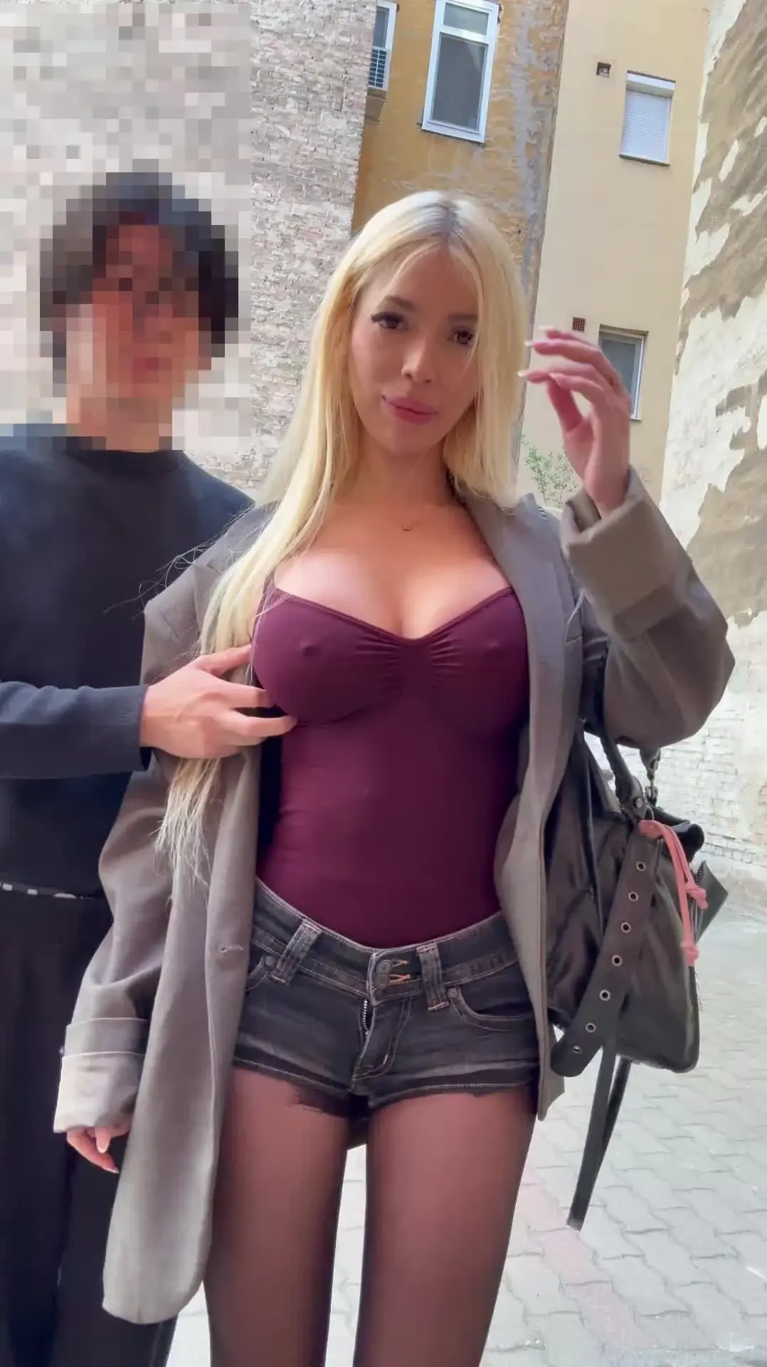 佐藤ゆきやとSNSで話題の美女たち「スペイン🇪🇸人の金髪巨乳美人と対戦してきました！」の投稿サムネイル