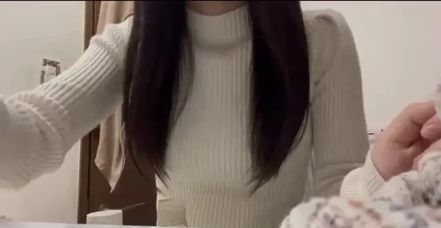 髪フェチ研究会💇🏻‍♀️by さくたん🌸「サラサラ黒髪ロングの髪を食べる動画です💗 髪が唾液でべとべとに🥺✨」の投稿サムネイル