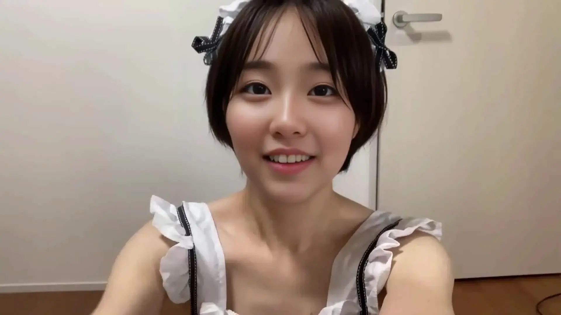ももか🍑30代人妻「今日はメイド服で家事をしてみました🙌🏻💕 洗濯物を畳んでいたら、いつの間にか下着紹介になっちゃったのはご愛嬌です😂💕 ポカポカ太陽の香りが染み込んだ洋服を畳んだ」の投稿サムネイル