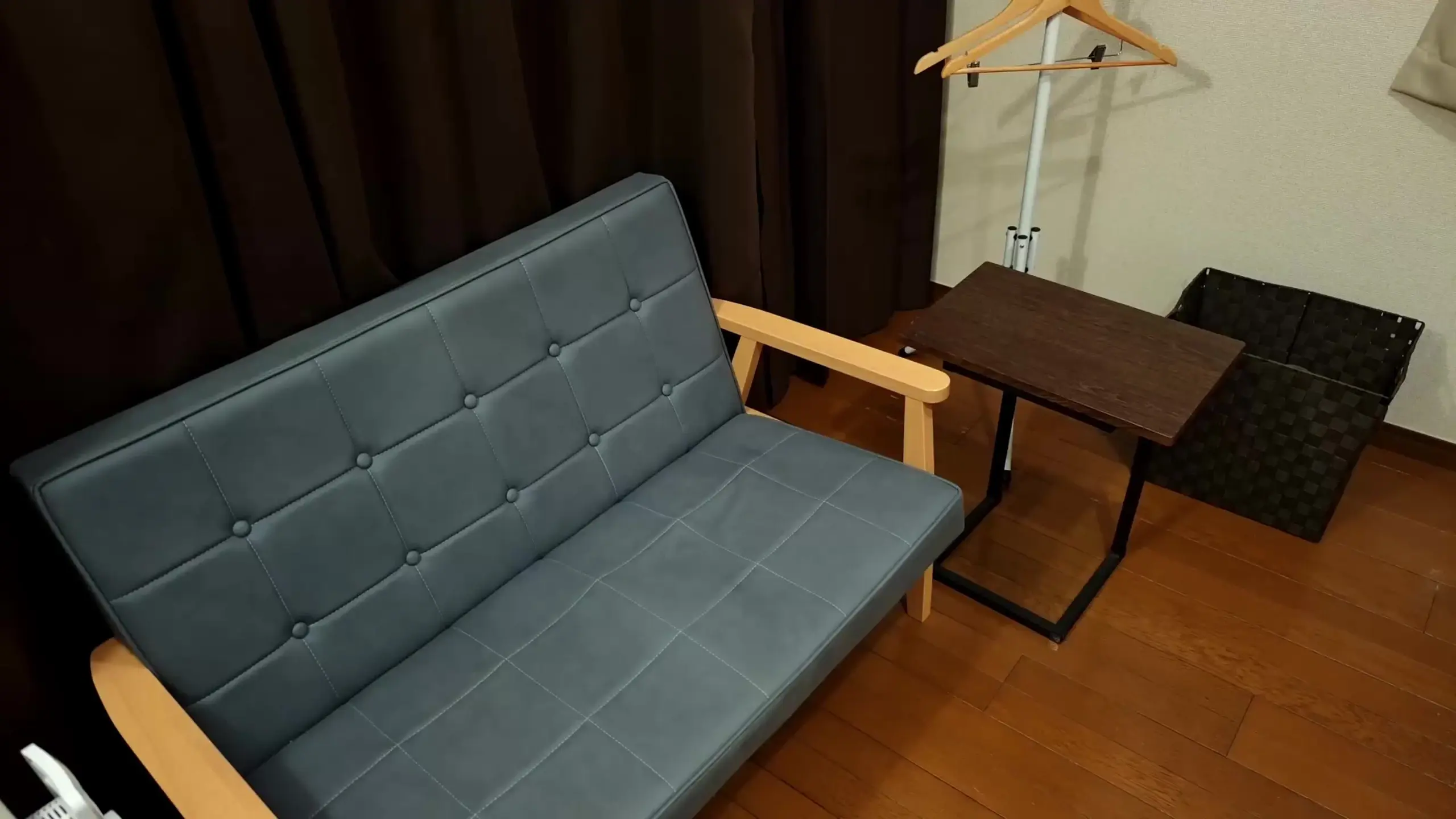 とあるメンエスルームにて。「作品No.025-02：施術モデル参加プランに入っていただいてるお客様が再来（カメラ②）」の投稿サムネイル