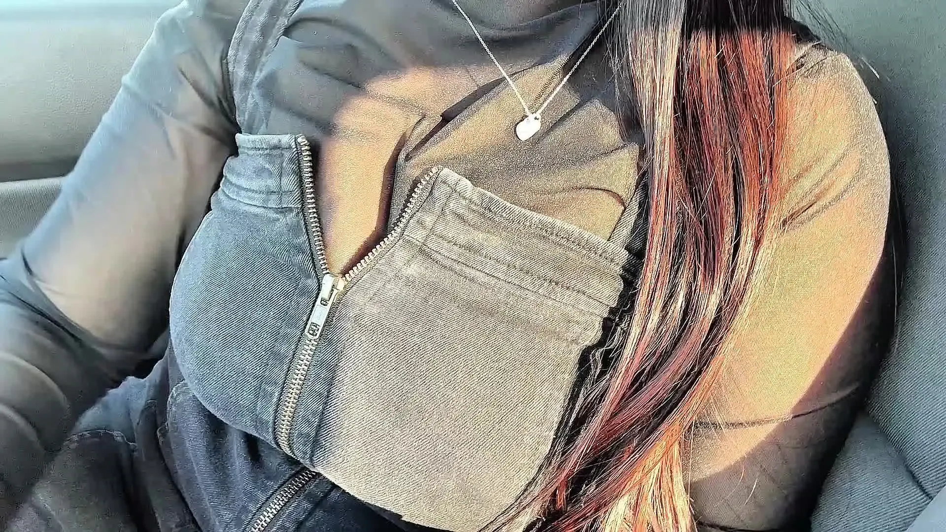 露出狂ふうか🍀💓「下着の下に乳首専用ローターを着けながらドライブしてきました🙈💓 スイッチONすると乳首がびくびくしちゃう😭💓 周りに車が通るからドキドキしすぎて途中でおっぱい隠」の投稿サムネイル