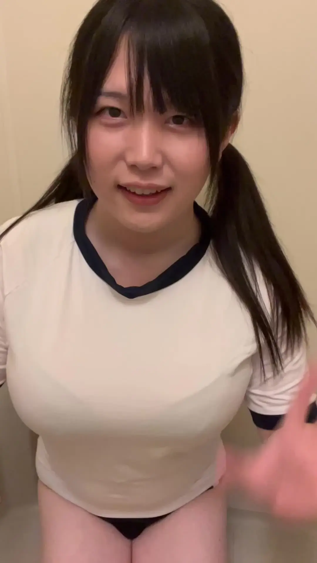 体操服を着て水かけ＆ローション遊びしてみました♡
後半の着衣ローション擬似パイズリがおすすめです♪
※転載禁止です (2/2)