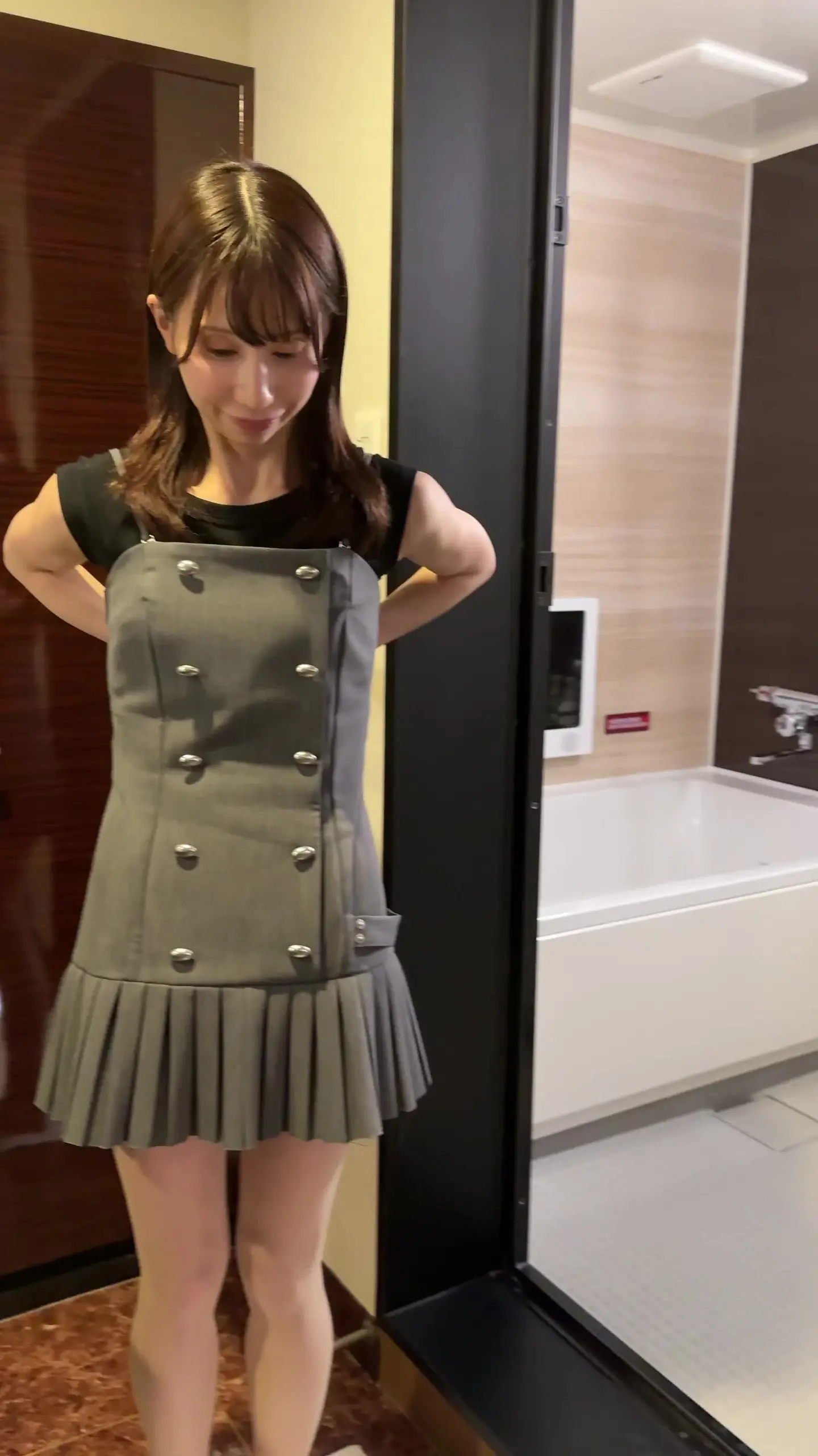 おしっこ女子「※ヨコ動画になります！ スタイル抜群美女にまたおしっこをお願いしてきました！ 今回は服をちょっとだけ着てもらうようにお願いしてみて着衣おしっこに挑戦してもらいま」の投稿サムネイル