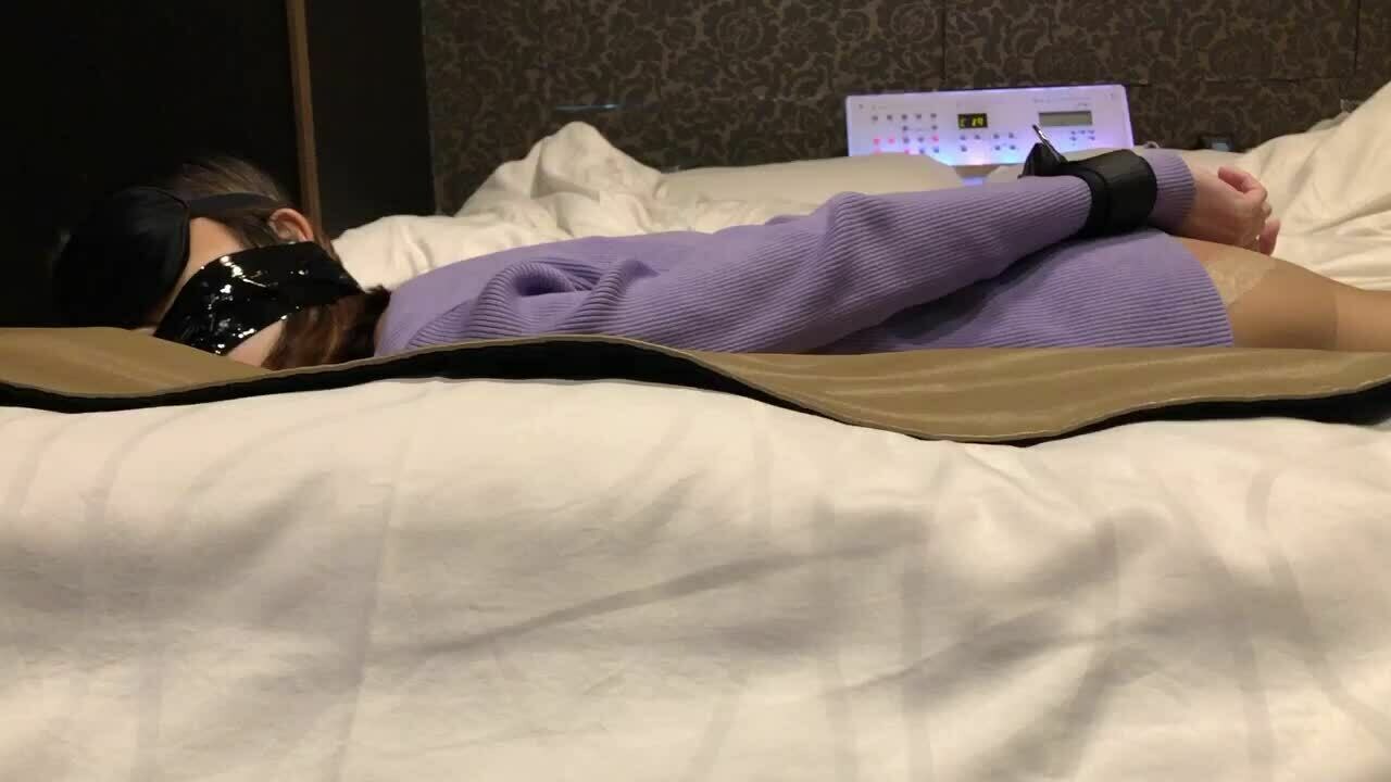 くすぐり委員会「くすぐり2前編　うつ伏せ状態の女性に馬乗りになって下半身を徹底的にくすぐり責めしました。」の投稿サムネイル