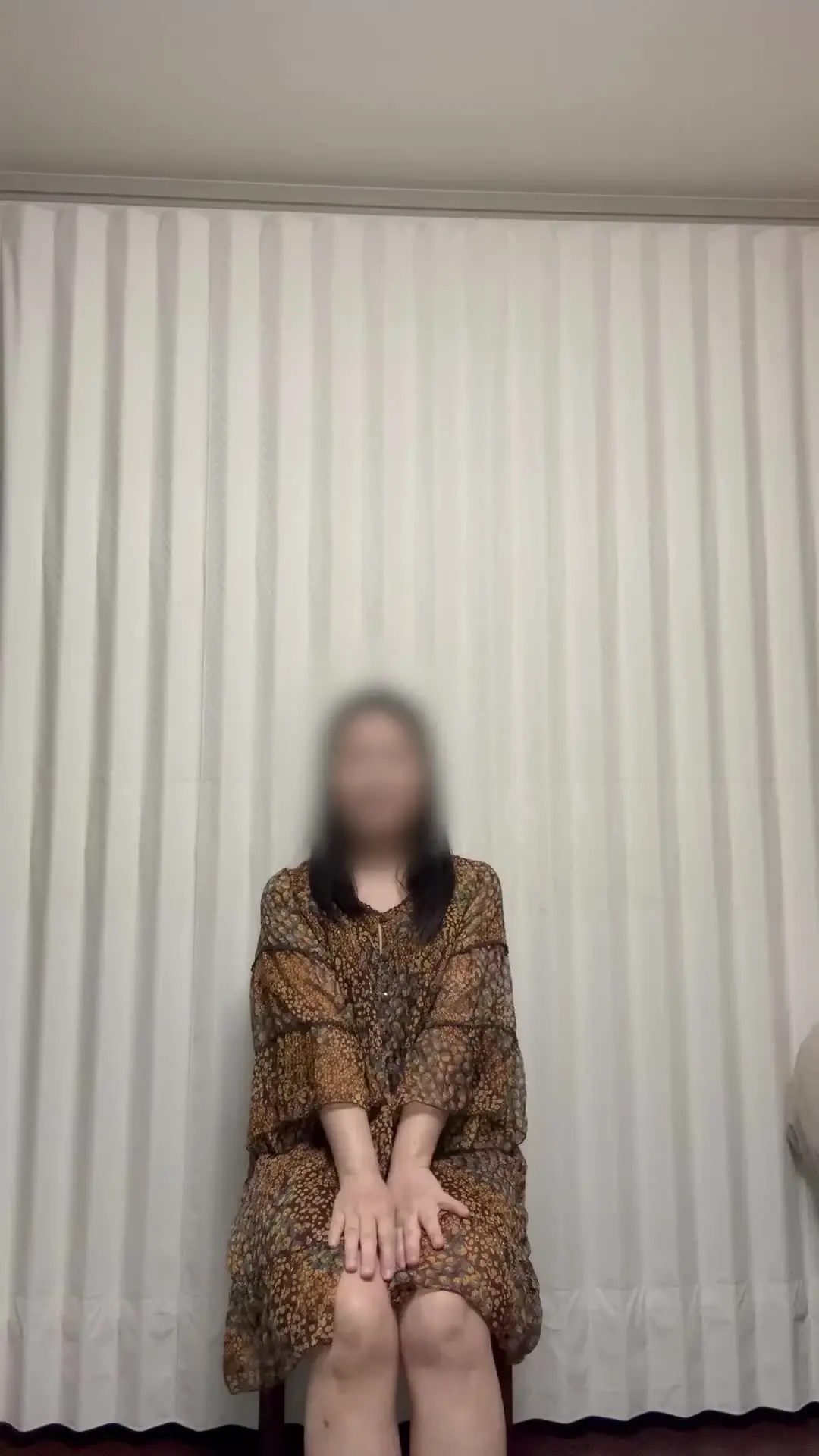 徹子(Tetsuko)「こんばんは、徹子です🌸 （顔出しなし） 今回は、イスに座ったまま、あなたに見られていることを意識しながら、ゆっくりオナニーしているところを撮影しました♡」の投稿サムネイル