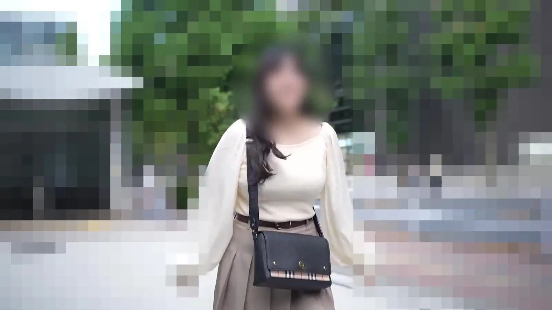 【サンプル動画】
グラビア志望のカフェバイトちゃんと交際前NTR(4時間27分)
先輩に振り向いて欲しいカフェバイトのあいなちゃん(22歳)と会ってきました。
気になる先輩とはまだ食事に2回行ったくらいの段階。
感情はあまり表に出さないタイプで、まだ付き合っていないが距離は近いらしい。
そんな先輩が「嫉妬でゾクっとするの、ちょっと分かるかも」とNTR気質な発言をしたそう。
その一言がきっかけで、自分に振り向いて欲しいあいなちゃんは付き合う前にNTRビデオを見せて自分に振り向いて欲しいと獣会に連絡。
少し緊張しながらも先輩を嫉妬させるために体を委ねるあいなちゃん。
グラビア志望だけあって、スタイルは抜群。
首絞めやイラマチオなど、容赦無く使ってやりました。
先輩を振り向かせたいために初めは緊張していた様子でしたが、段々スイッチが入ってきたのかSな一面を見せるときも。
最終的にはガン突きされ何度もイク様子はガチエロでした。
終わったあとは「先輩、どうなるかな?」と期待に胸を膨らませて帰っていきましたとさ。 (2/2)