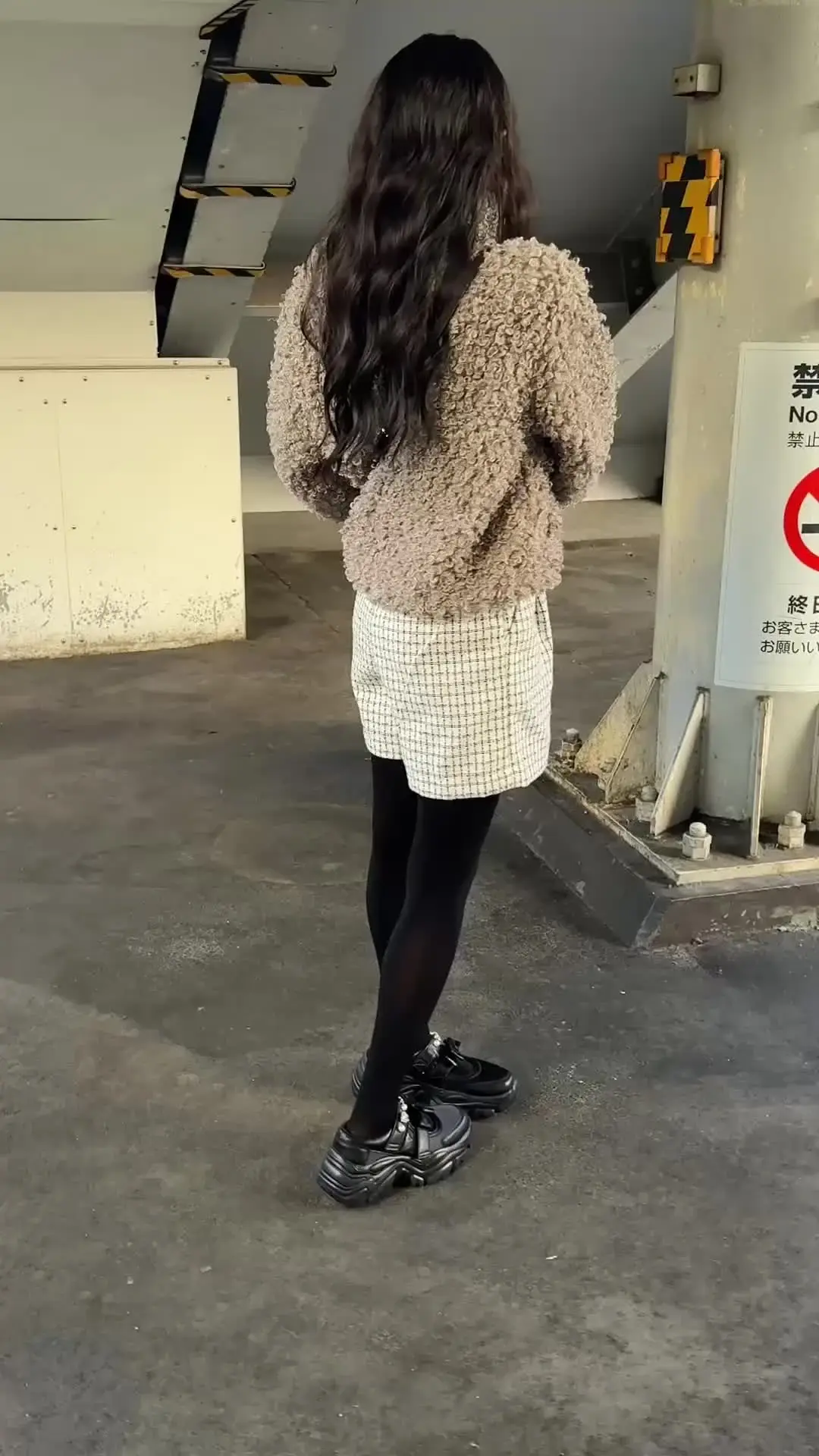 ハメル「女絵師ちゃんが下着透け透け全身黒タイツで渋谷を徘徊！スクランブル交差点で自撮り棒を持ちながら衆人環視の腰ヘコダンス！」の投稿サムネイル