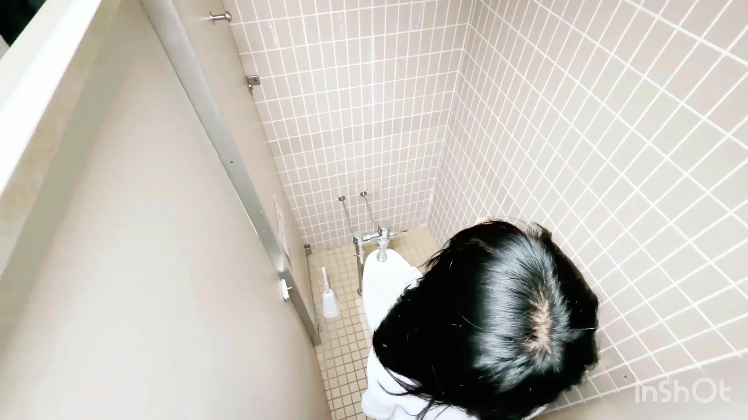 ヤーマン「とある男性用個室トイレに嫁を放り込み他人棒に貸し出し。 まさに肉便器の言葉がピッタリな低俗👩へと成り下がった嫁を見て下さい。 子を預けて昼間から他人棒に溺れる淫」の投稿サムネイル