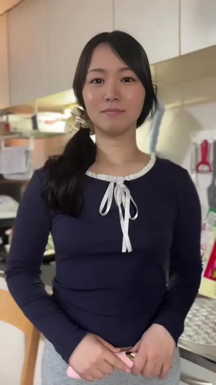秘密のしーちゃん🤫「マンスジ全開！クリ攻め動画♡ 先っぽが細くなってるバイブを使ってパンツの上からクリちゃんをグリグリ攻めてみたよ💞 気持ち良すぎてすぐイっちゃいました🥰💞」の投稿サムネイル