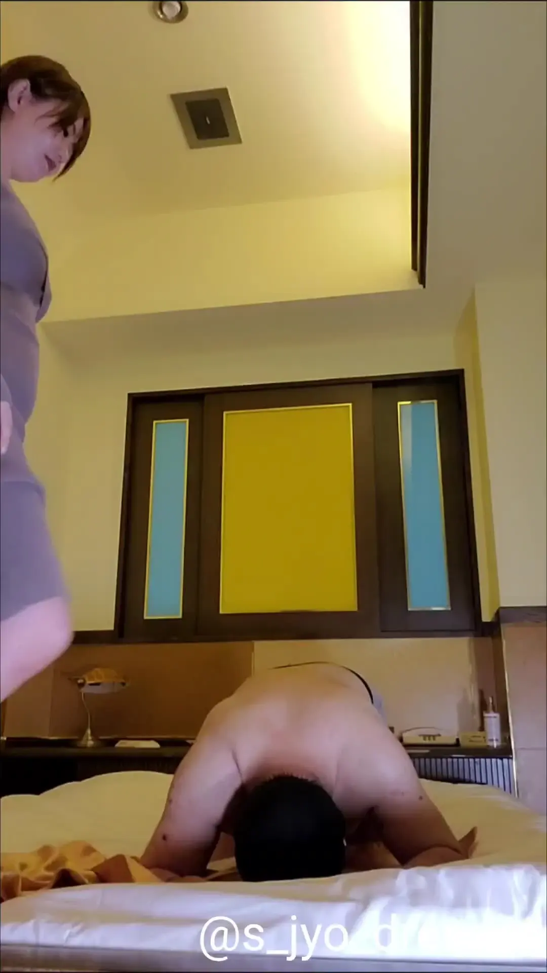 S女性のドレッサー【M男向け動画】「葉月様のボコ・踏みつけです✨ ぼこぼこにされて嬉しいの～😈 生足で踏みつけられて蹴られてビンタさらて腹パンさらてとっても可哀想になってる姿たくさん見せてねー🥰」の投稿サムネイル