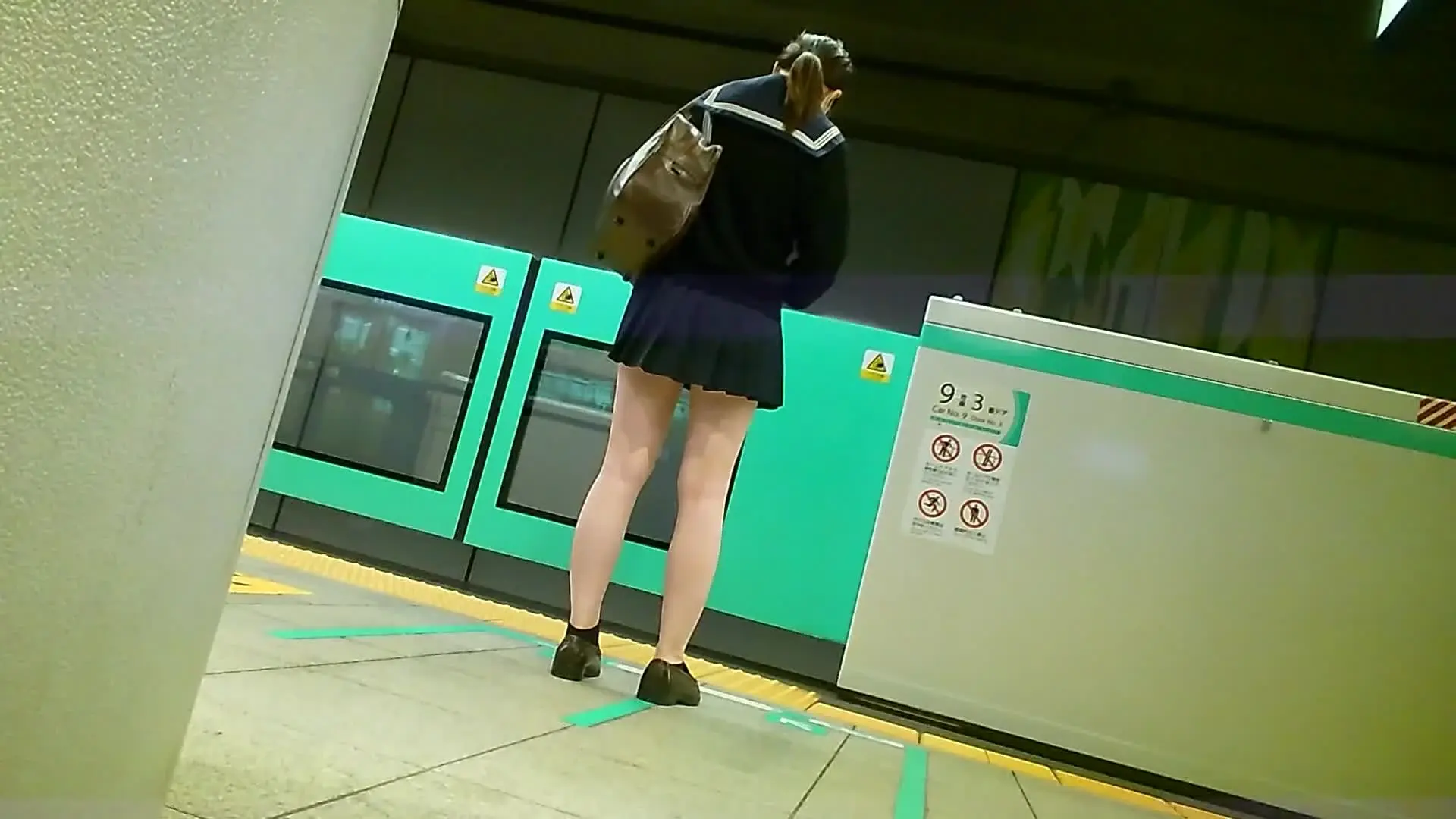【ガチイダク】逆さ撮り100人斬り「172人目（約5分40秒） 僕の大好きな服 しかもこのこめちゃくちゃスタイル良くてかなりしこれました。何しろちょっとО脚なので純白がかなりシコかったです。おまけ」の投稿サムネイル
