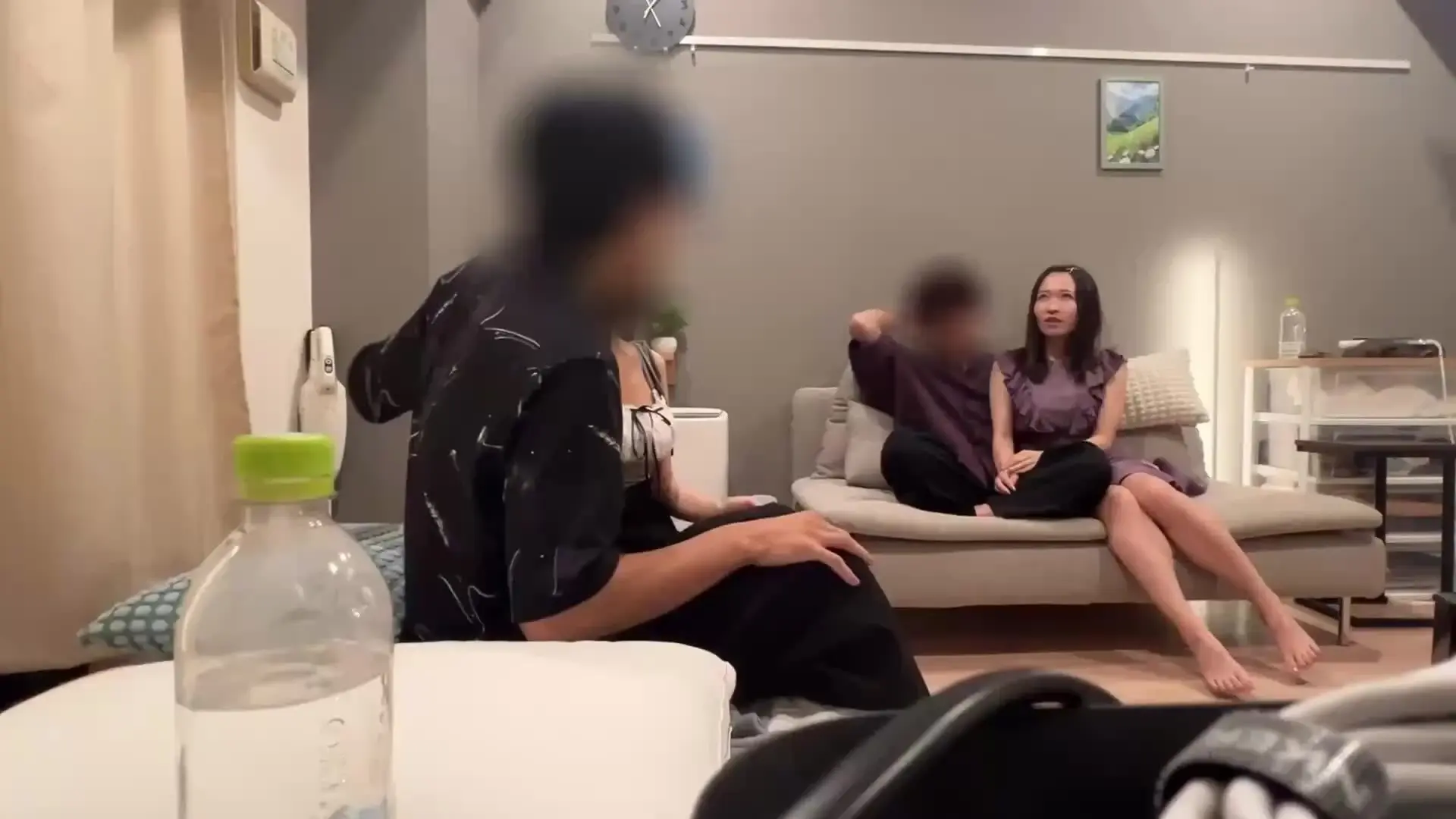 大学生の日常「🔥単品販売限定公開動画🔥 大学時代の先輩で今は会社員してる巨乳OLと某百貨店で美容部員してる彼氏持ちHカップ美女の2人と自宅でハメ倒したww 過去のハメ撮り動画」の投稿サムネイル