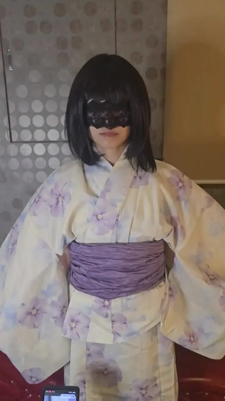りお「夏の蒸し暑い夜。涼しげな浴衣一枚だけを纏ったりおちゃん。汗ばんだ肌に薄い生地が張り付き、紫の帯が緩んでいく。恥ずかしそうに脚を擦り合わせながら、浴衣の裾をゆっく」の投稿サムネイル