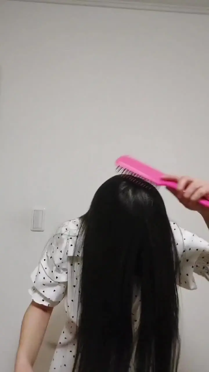 髪フェチ研究会💇🏻‍♀️by さくたん🌸「貞子ブラッシング→白い液体ぶっかけ💕 →さらにブラッシングで馴染ませます✨ ツヤッツヤの黒髪ロング、貞子フェチさんにはたまらない動画です☺️」の投稿サムネイル