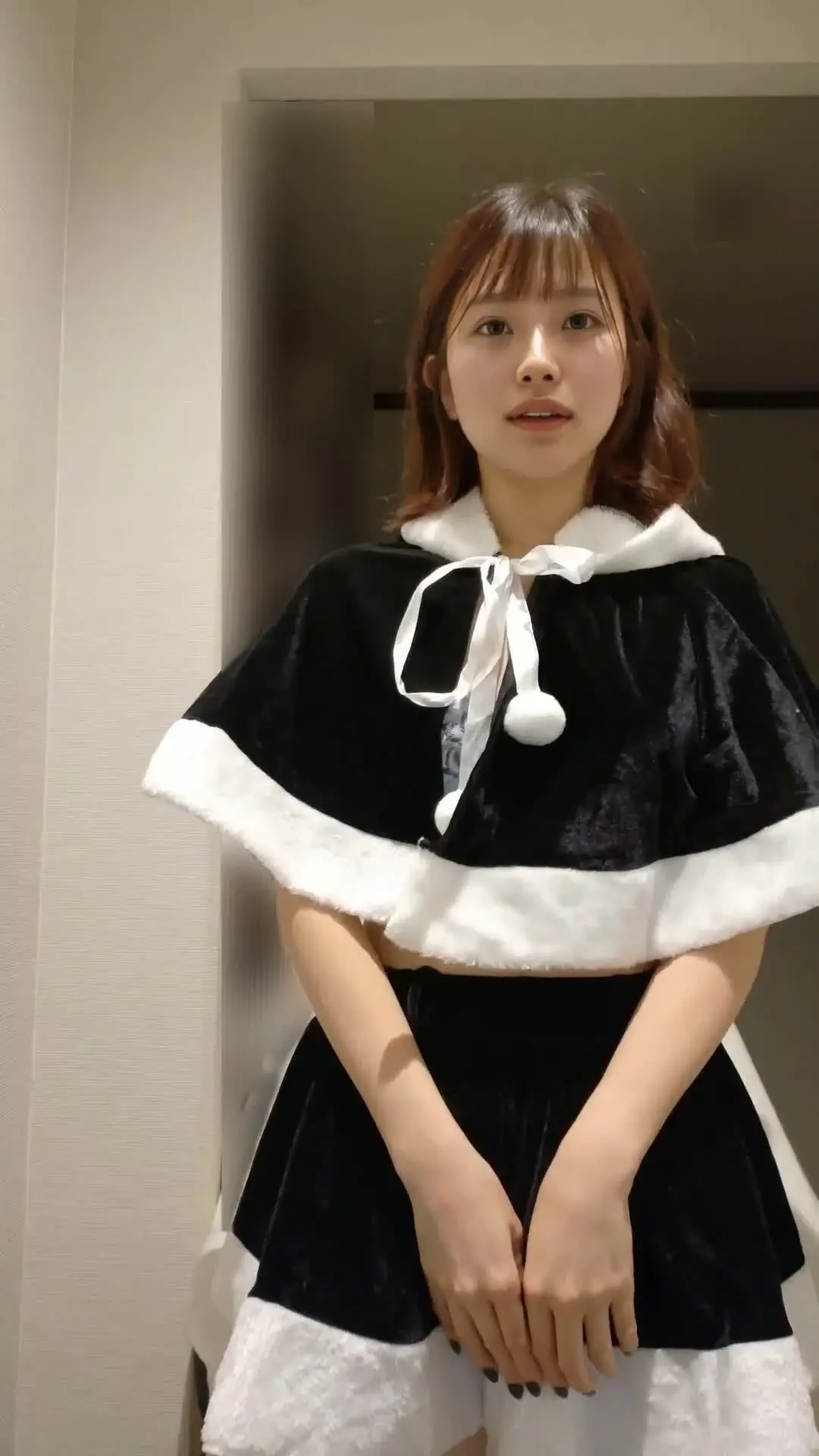 ゆい「結衣です！ クリスマスということで、ささやかながらのプレゼント？的な動画を撮ってみました...！ イブの夜遅く撮ったのでちょっと眠そうに見えるかもです🤣年末年始」の投稿サムネイル