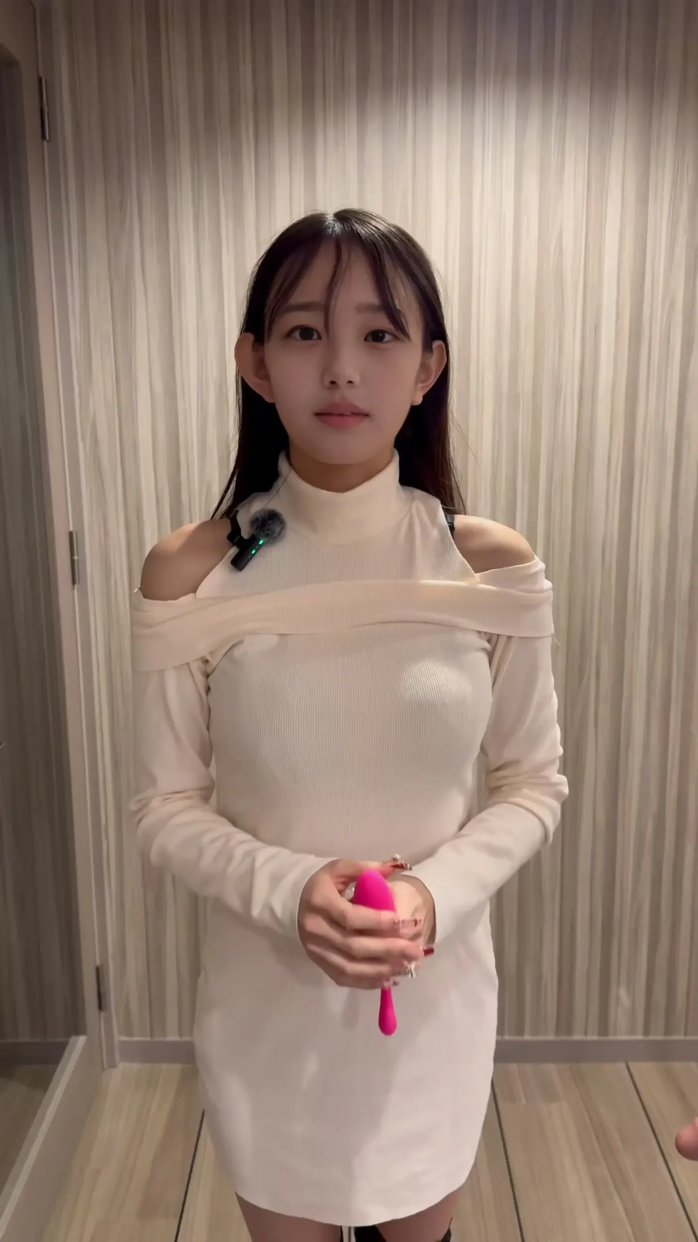 女子大生まりな「脚フェチさんからの要望があったので、珍しく立ちながらオナニーしてみたよ。」の投稿サムネイル