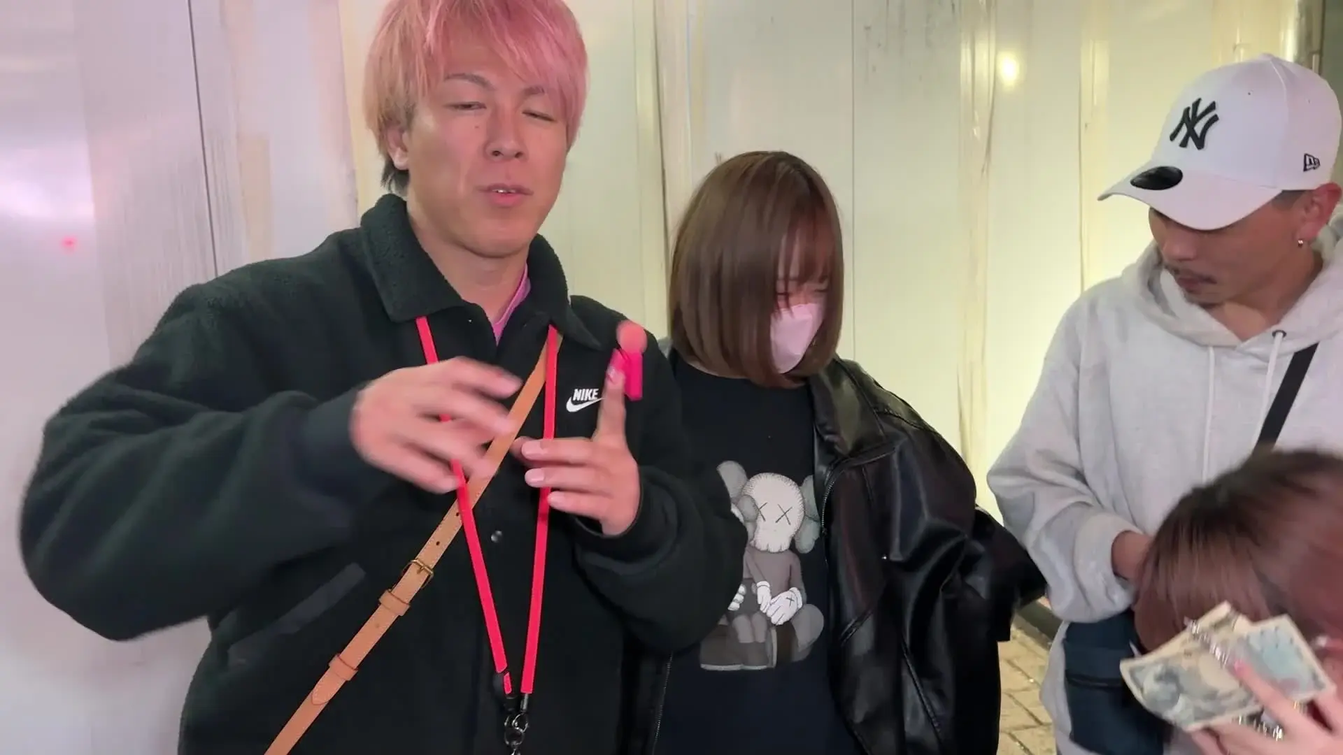 よるび🌙夜の美女図鑑🩷「【ガチ素人】Fカップ美女のおっぱいを友達と両側から揉みまくるww【おっぱい大作戦🩷#813】」の投稿サムネイル
