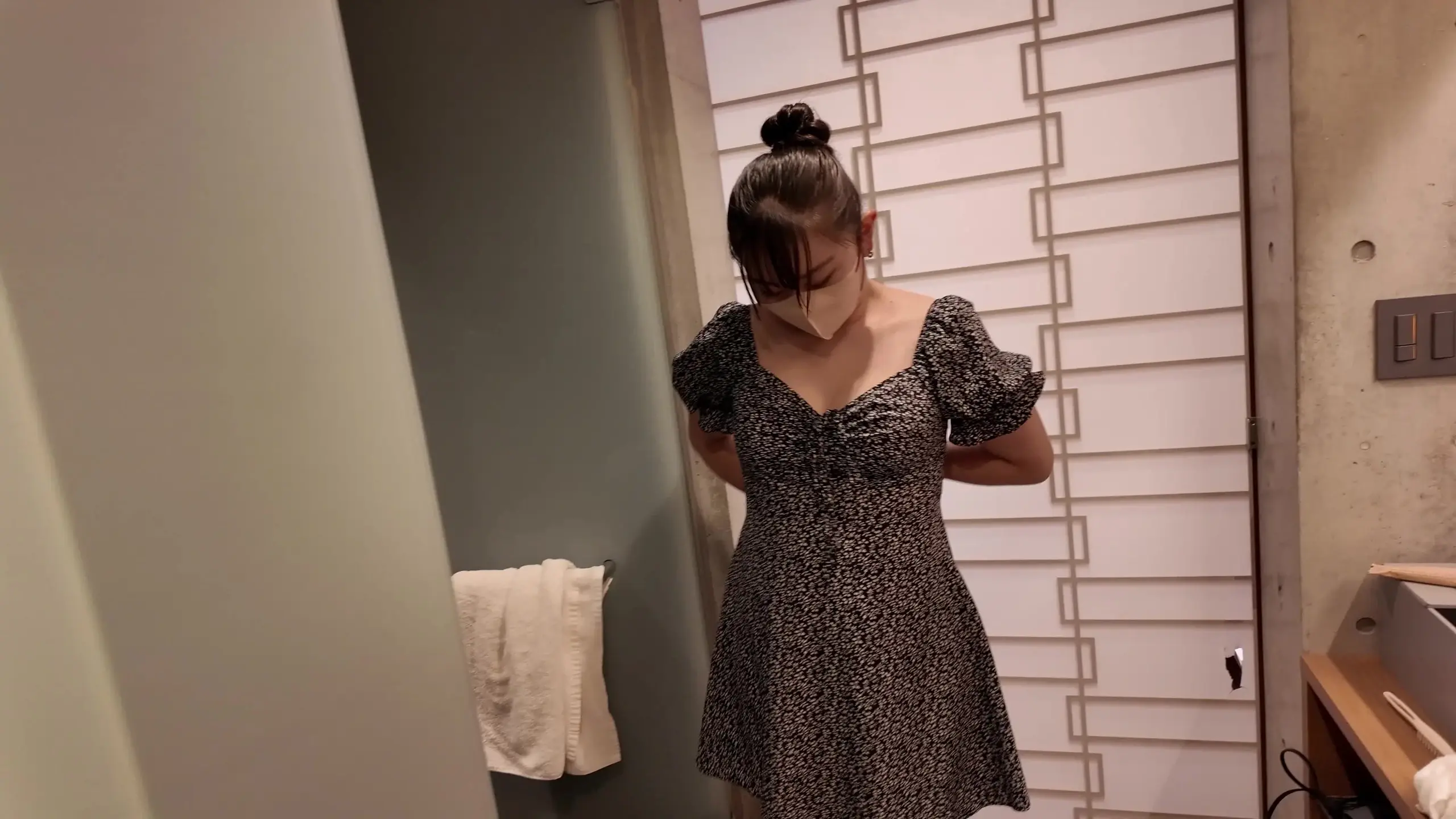 おしっこ女子「※ヨコ動画になります！ キレイ系の爆乳美女がノリノリでおしっこしてくれましたｗ 「おしっこします♡」ってピースして言ってくれるの可愛すぎました。」の投稿サムネイル