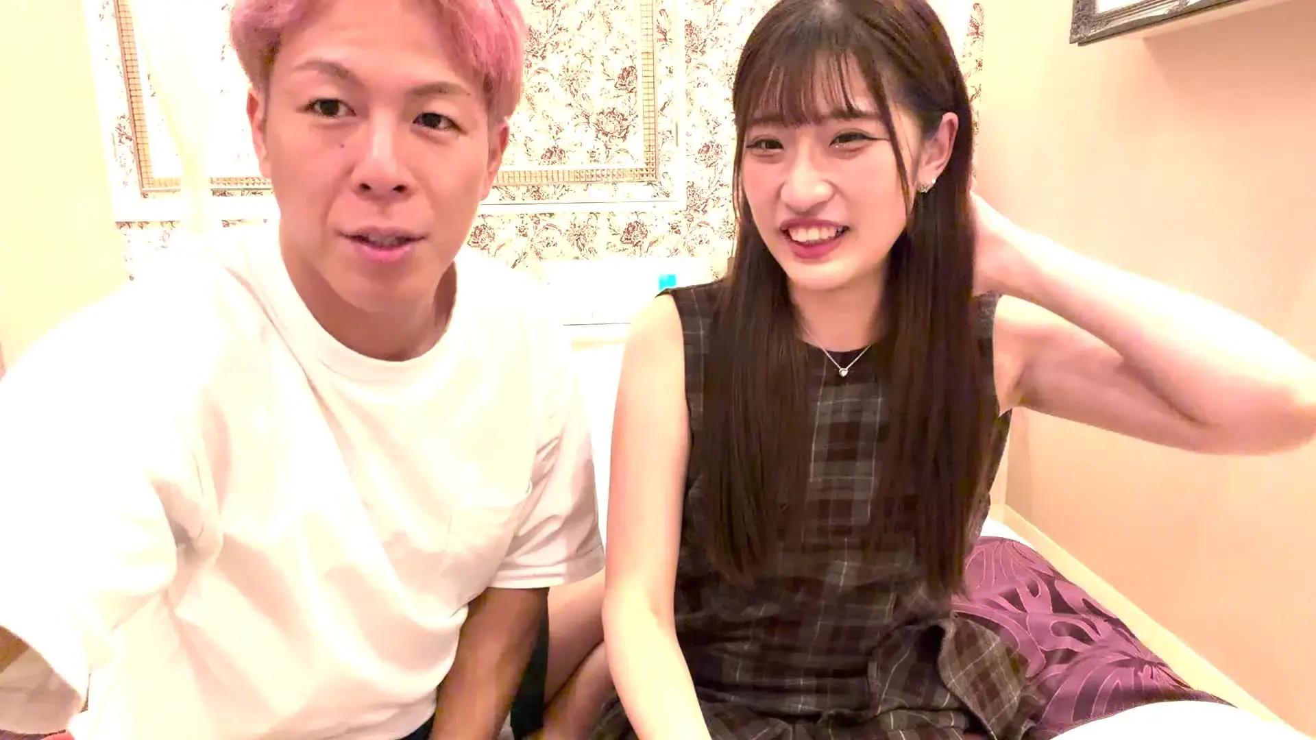 【ガチ素人】アイドルグループにいそうな可愛くてスタイル抜群な美女を四つん這いにさせてパンツもずらしてアソコ丸見えになっちゃうのえろすぎるww【おけつ大作戦🍑#162】