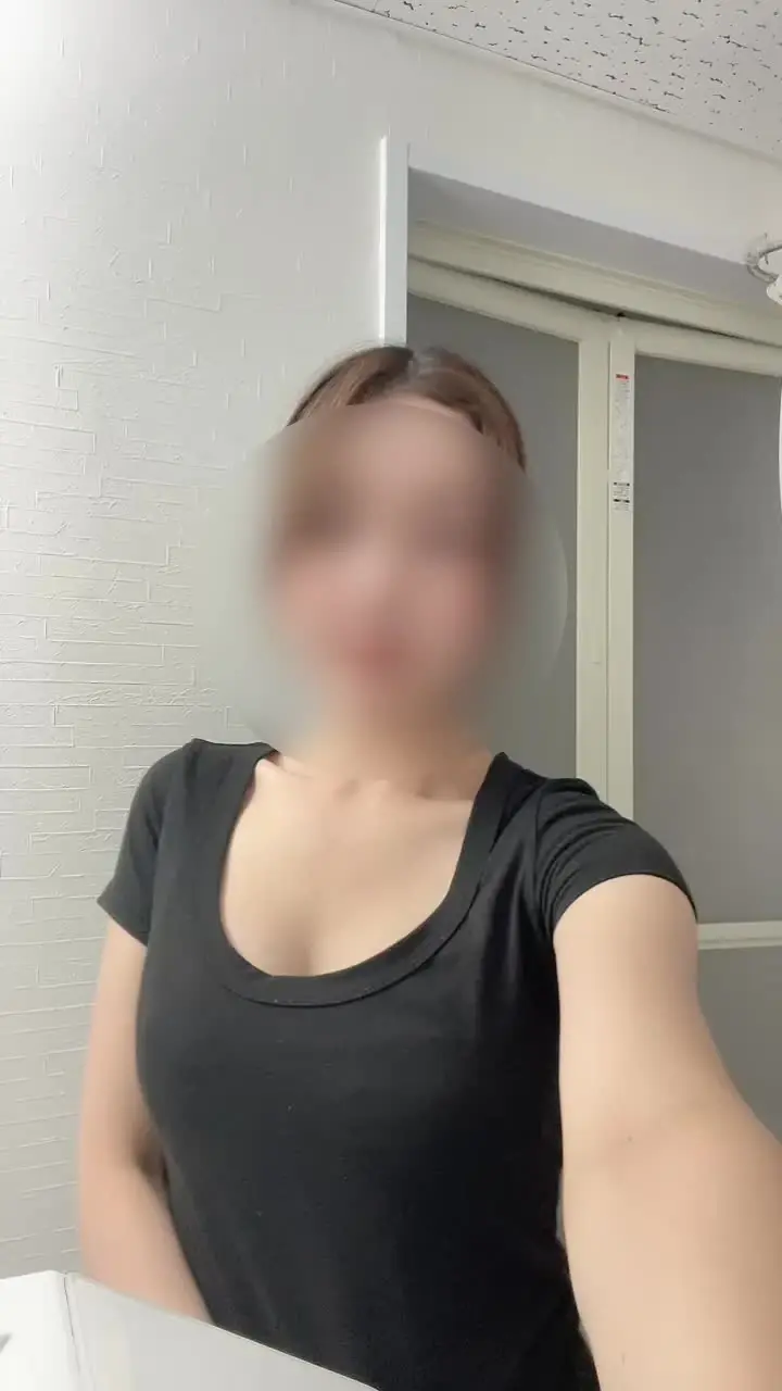 orinちゃん「やっと産前の体型に戻ってきて嬉しい☺️ 母乳が出過ぎて撮影中も滴り落ちてます、、、」の投稿サムネイル