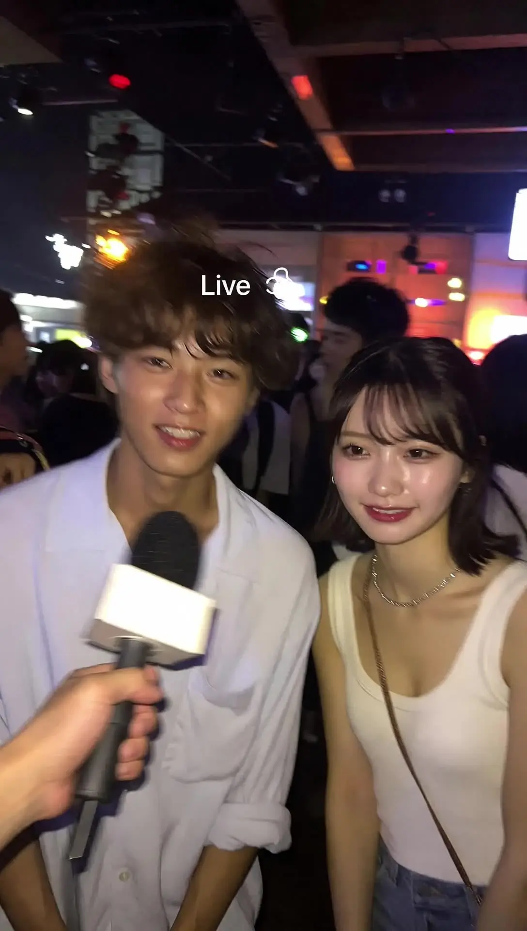 酔っぱらって突然服を破り捨てておっぱい出しちゃう女友達