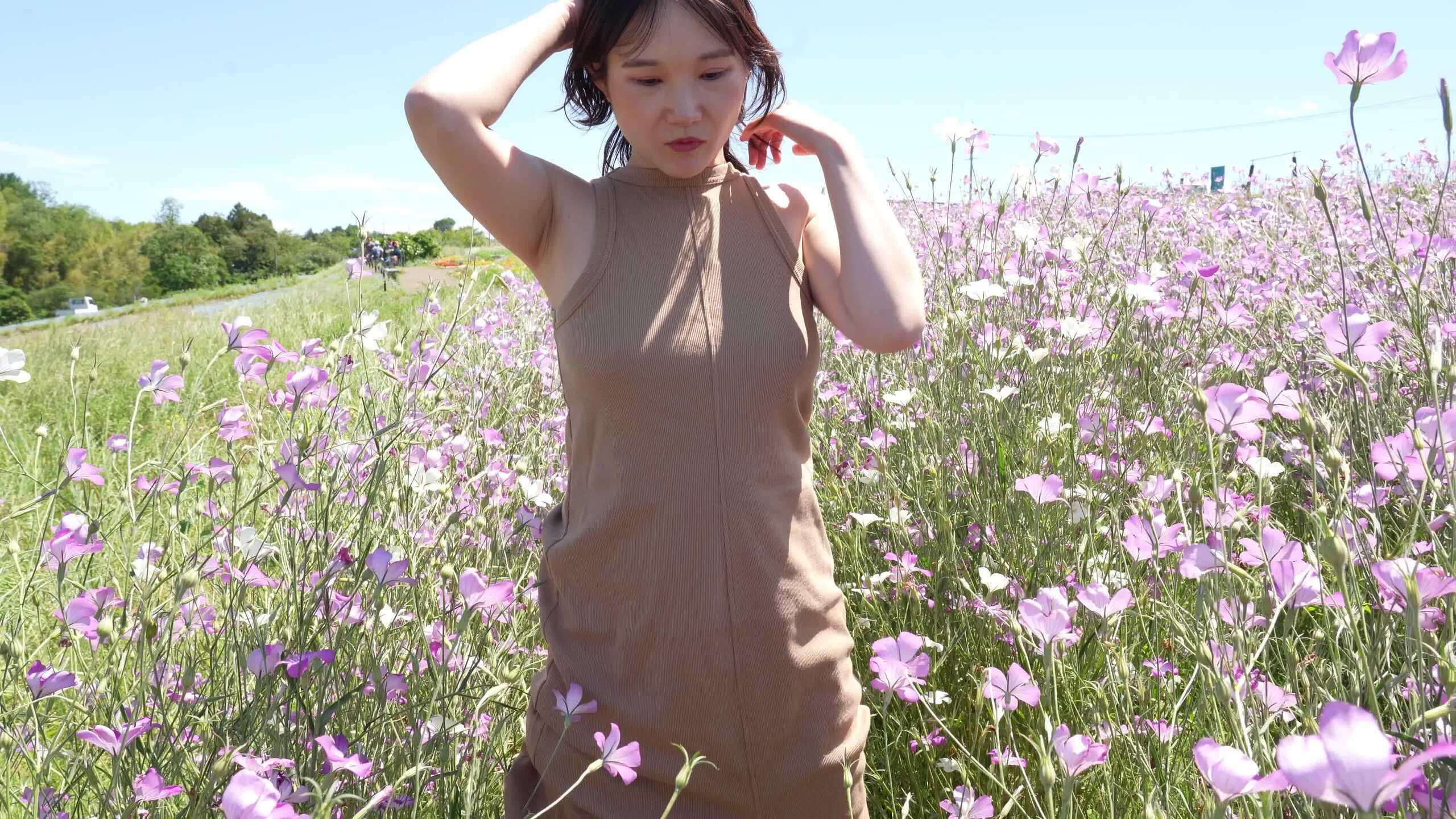実家でほぼ人妻飼育イカセ穴ペット育成中「奥さんが綺麗な花に囲まれて野外放尿！！！ はずかしがる表情がたまらない❤ 野外羞恥❤」の投稿サムネイル