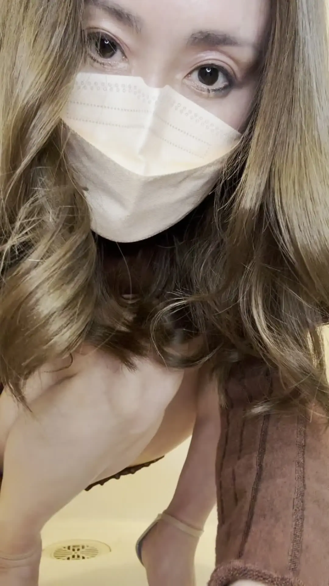 【ご主人様募集中】京香- kyouka - ご奉仕型Mなのでリクエスト動画受付中💋「お風呂場で（ほぼ）顔出し　着衣→全裸＋ヒールで見せつけM字開脚放尿」の投稿サムネイル