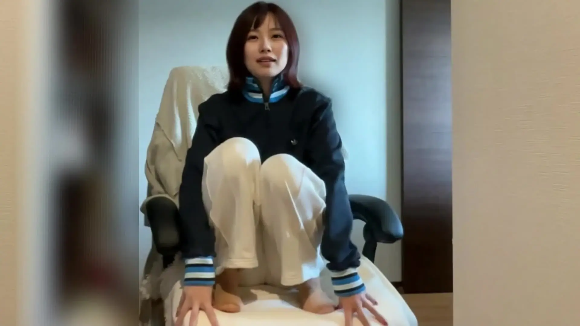 ゆい「結衣です。 今日はちょっとだけ、いつもと違う動画です。 実はこれ…初めてパンツを脱いだまま撮りました...！」の投稿サムネイル