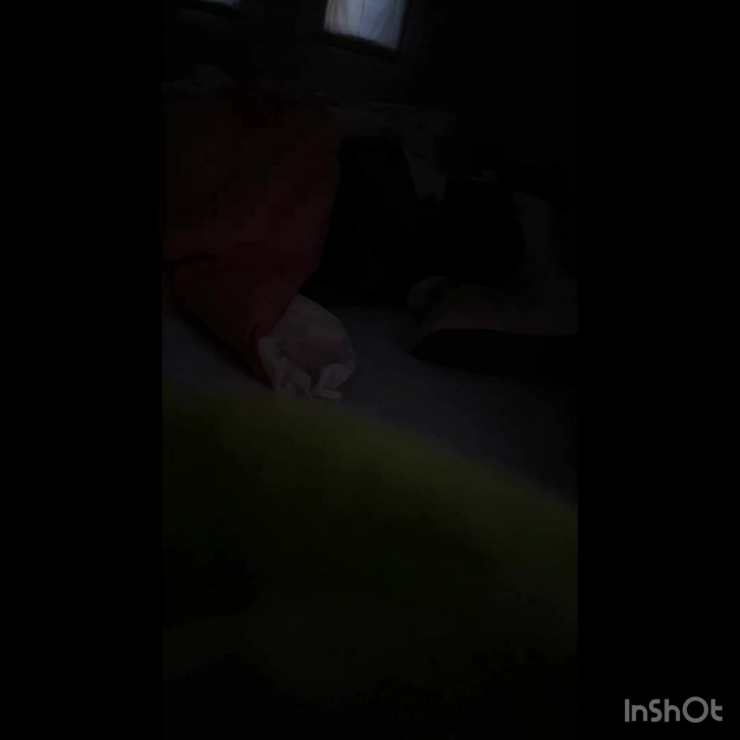 妻晒し「営み動画です。 暗いですが、手で扱かれて、入れたらすぐに逝っちゃいました😅」の投稿サムネイル