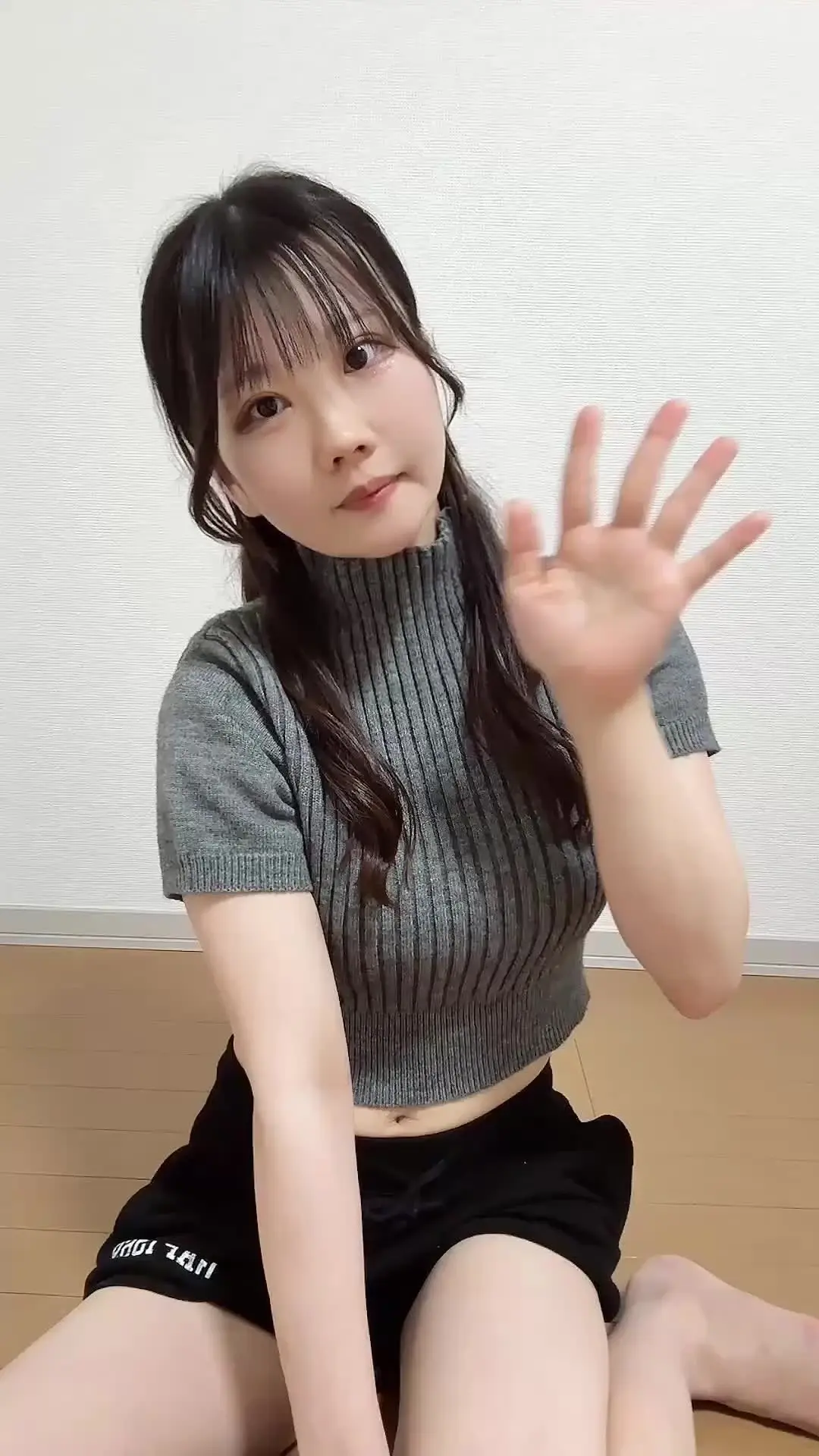 ひるちゃん♡「【♡夜中に発情してイッちゃうひるちゃん♡】 やほー🎀ひるちゃんです❣️ 夜中の3時にムラムラしすぎてどエロい1人オナニーしちゃった//指とおもちゃ使っておまんこ」の投稿サムネイル