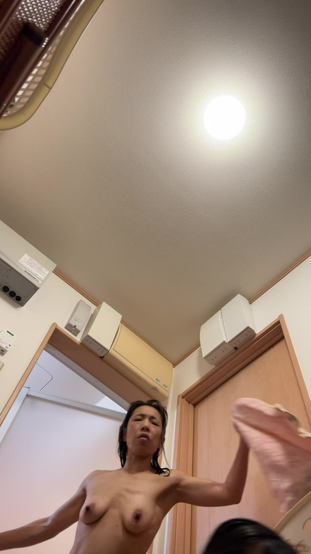 妻晒し「下からの妻様❤️ 風呂上がりのお着替え中😍 垂れパイがいやらしいです❤️」の投稿サムネイル