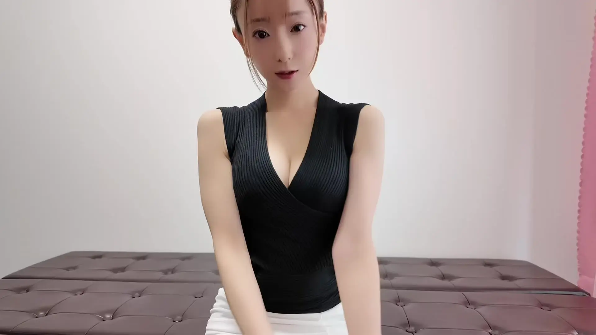 永井すみれ「【OLが極太バイブで四つんばい＆M字大胆オナニー】 セクシーなOLコスプレ姿で、極太バイブを使った大胆オナニー作品です♡ まずバイブの尖った先端で乳首を挟んだり」の投稿サムネイル